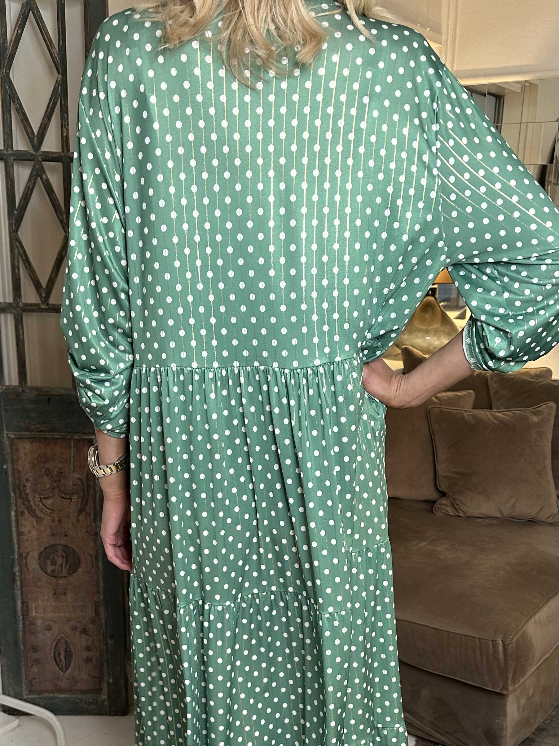 Milano Dot - Lang kjole med prikker og lag på lag look