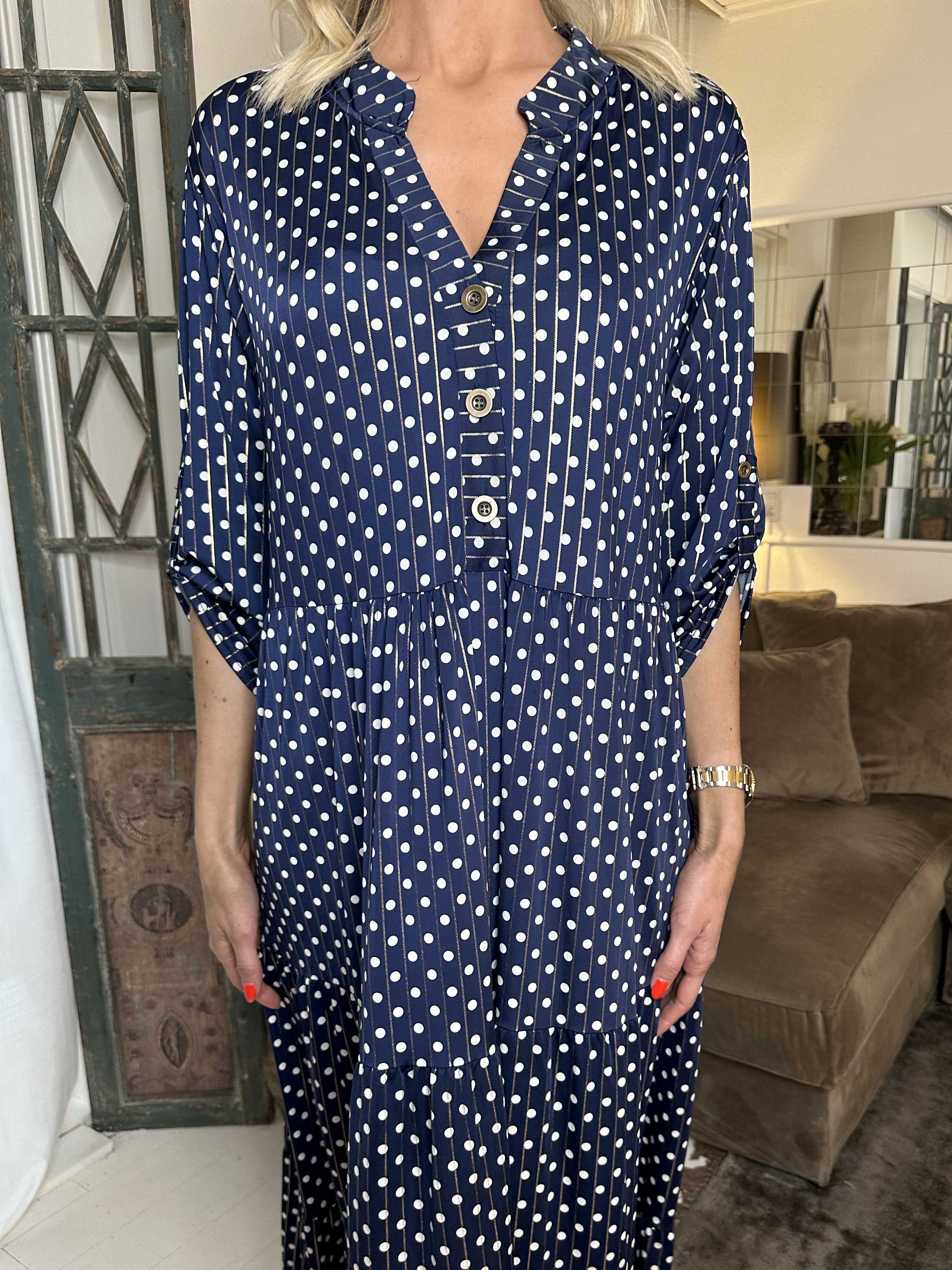 Milano Dot - Lang kjole med prikker og lag på lag look