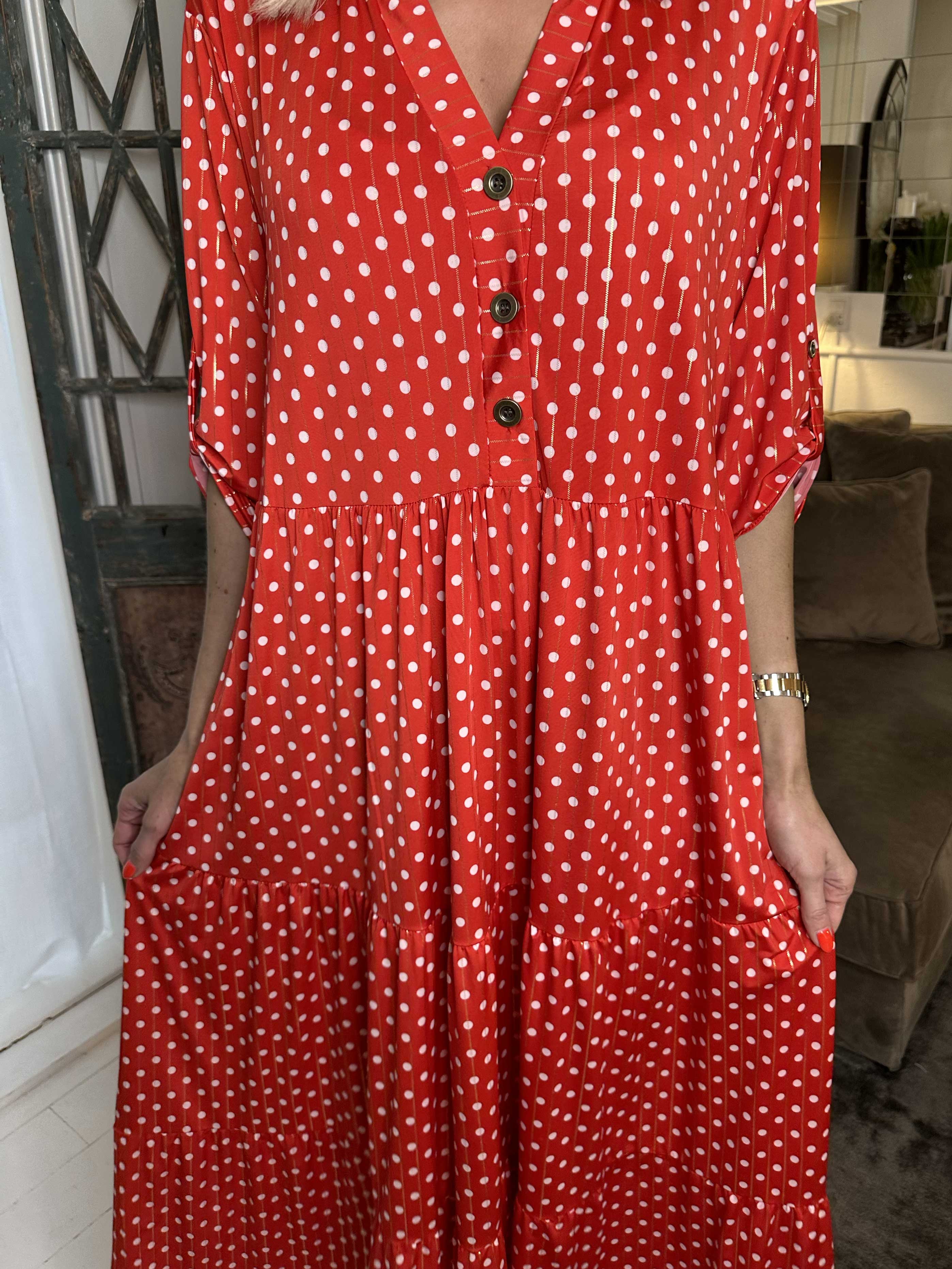 Milano Dot - Lang kjole med prikker og lag på lag look