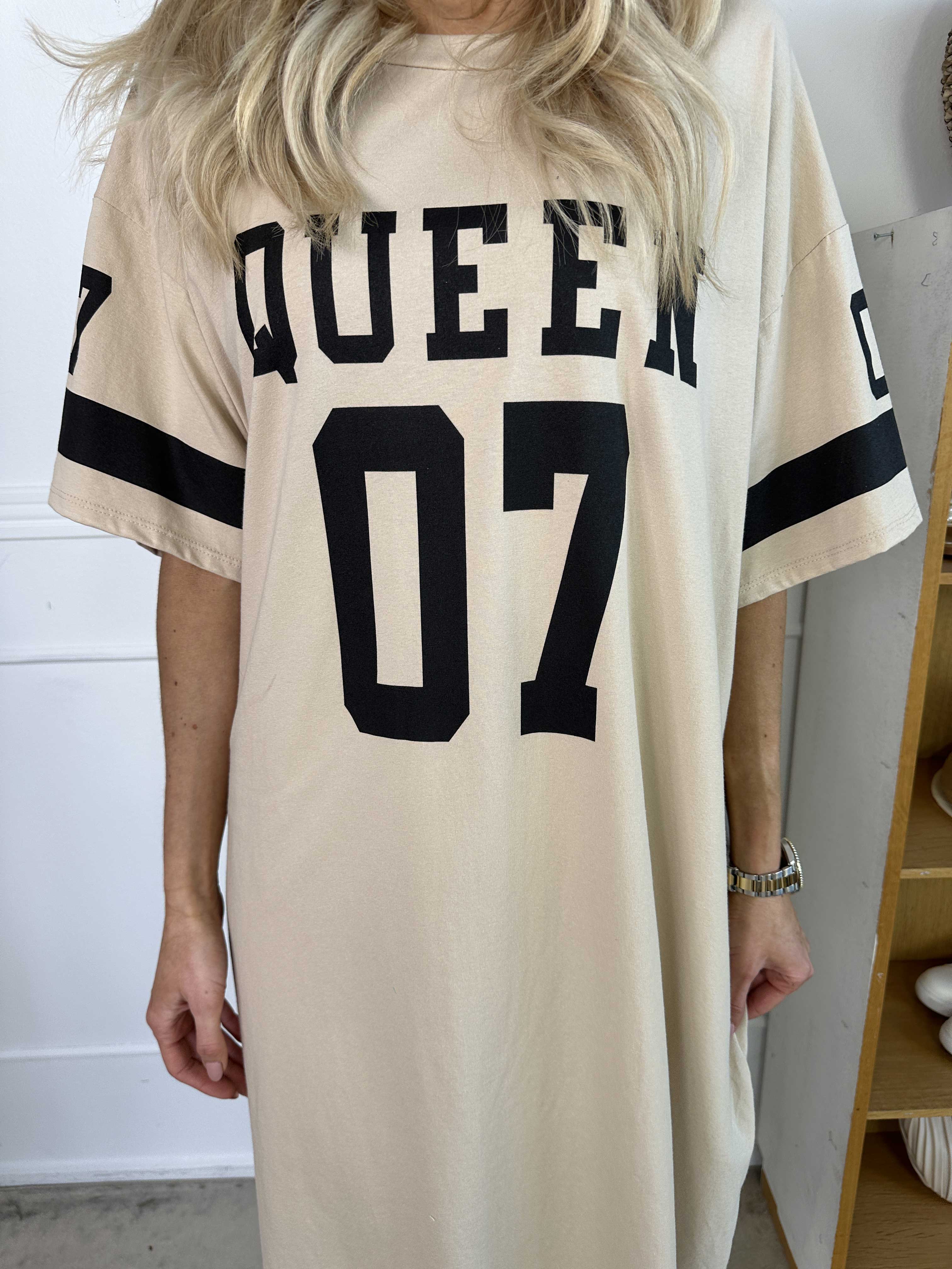 Millie - Queen t-shirt kjole i blødt bomuld