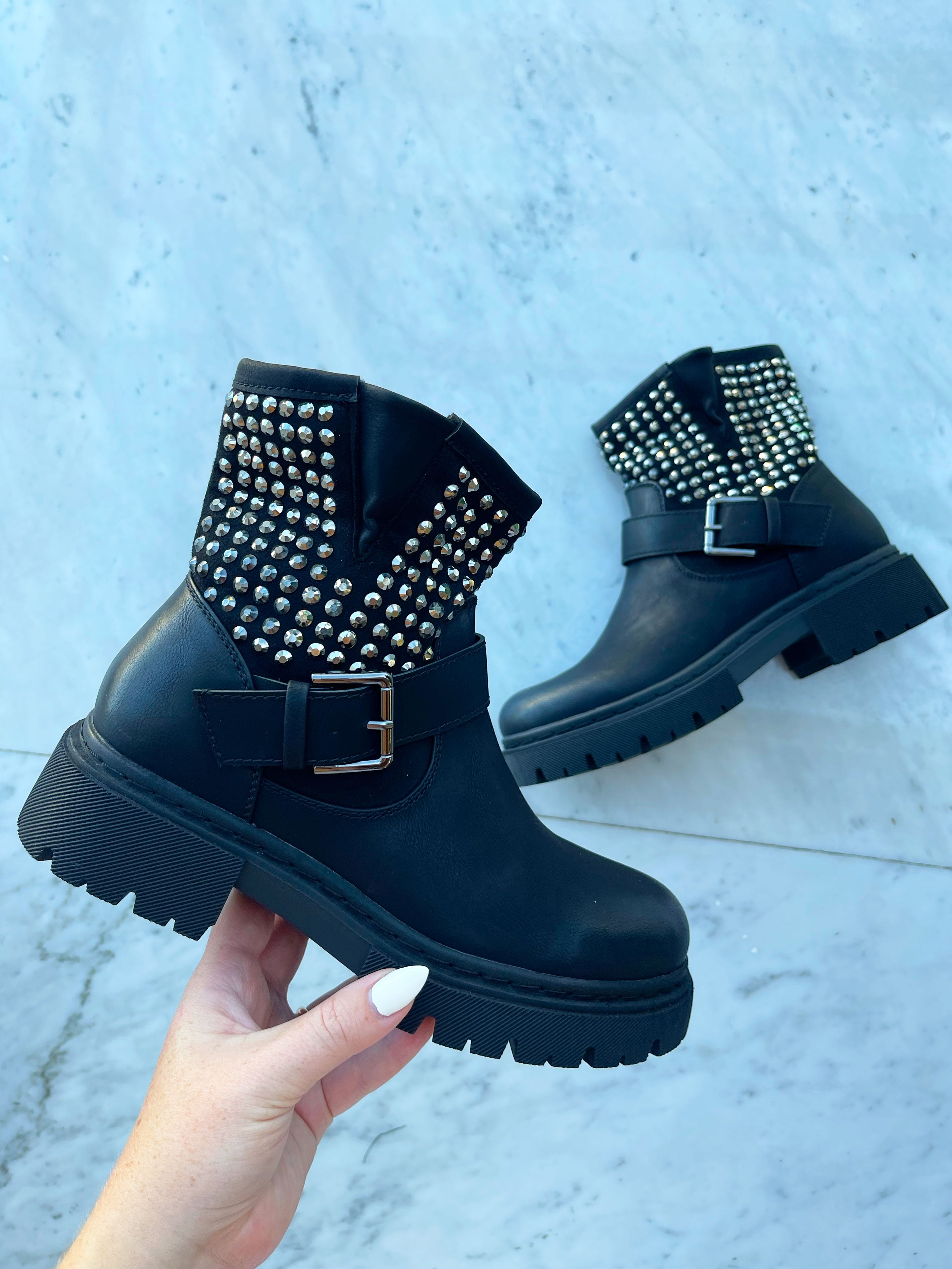 Millie - Støvler pyntet med shiny nitter på siden