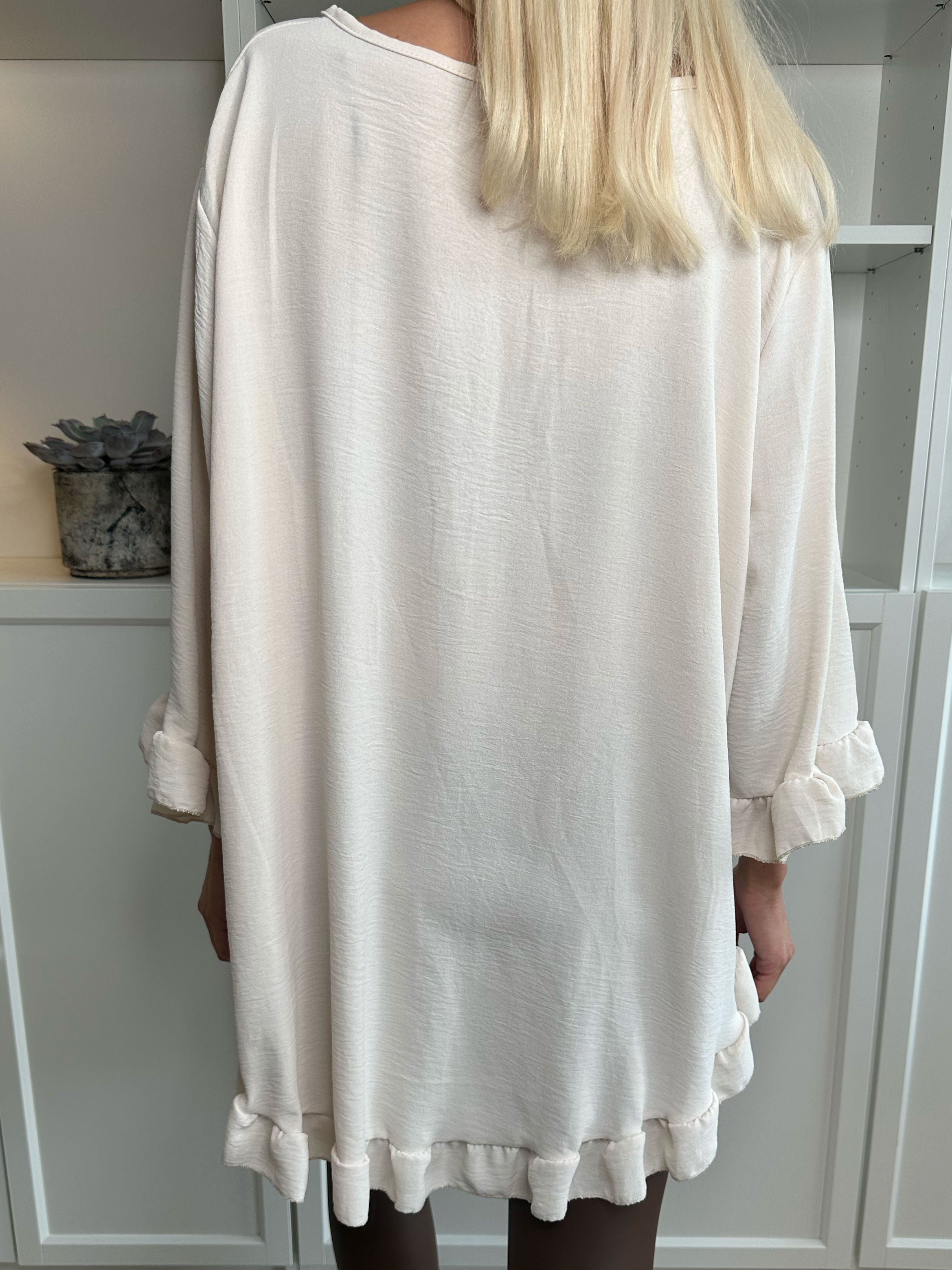 Mio Long - Sød tunika med flæsekanter