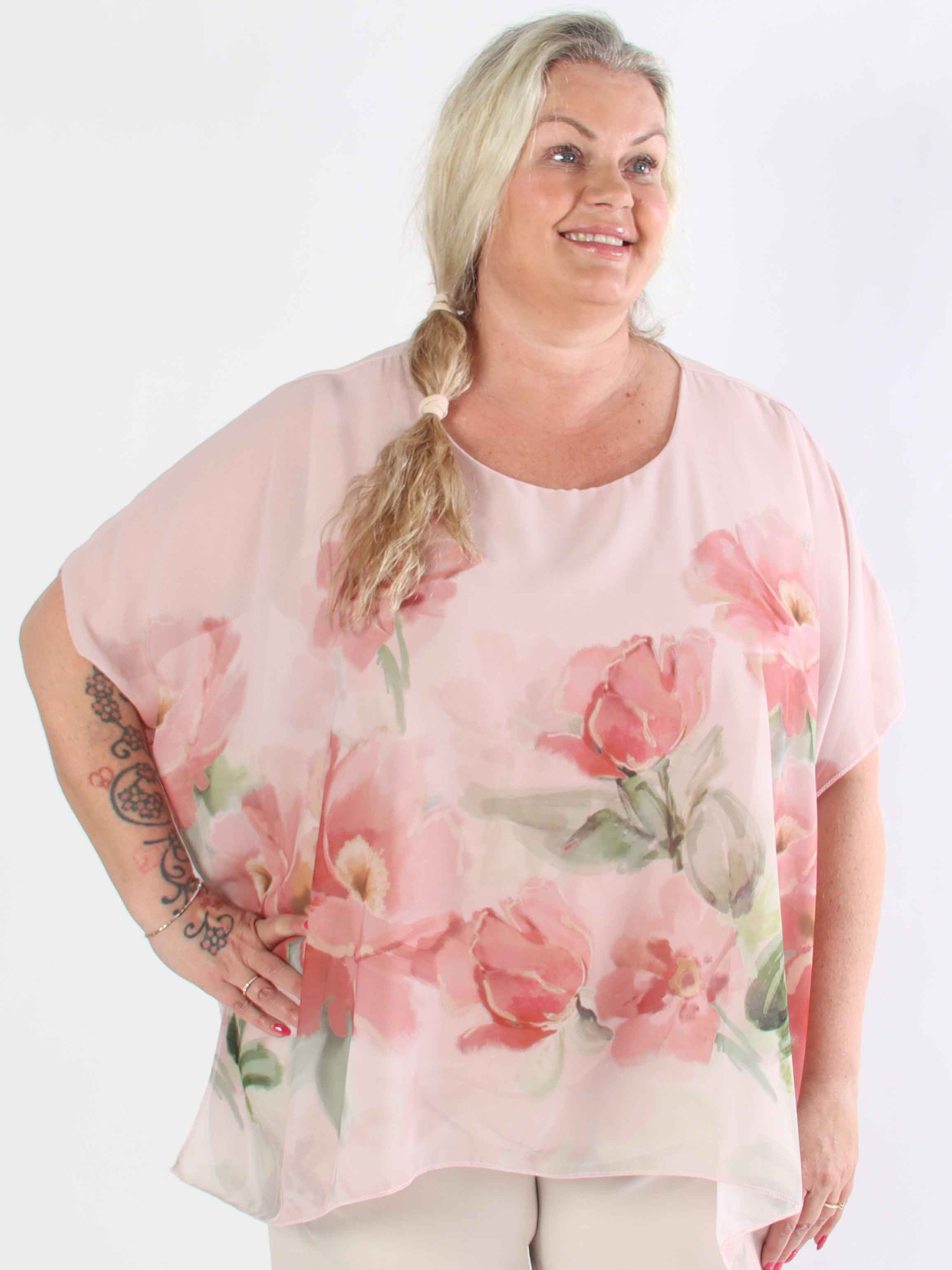 Mirabella Shirt - Plus size tunika med løst chiffonlag med blomstermotiver
