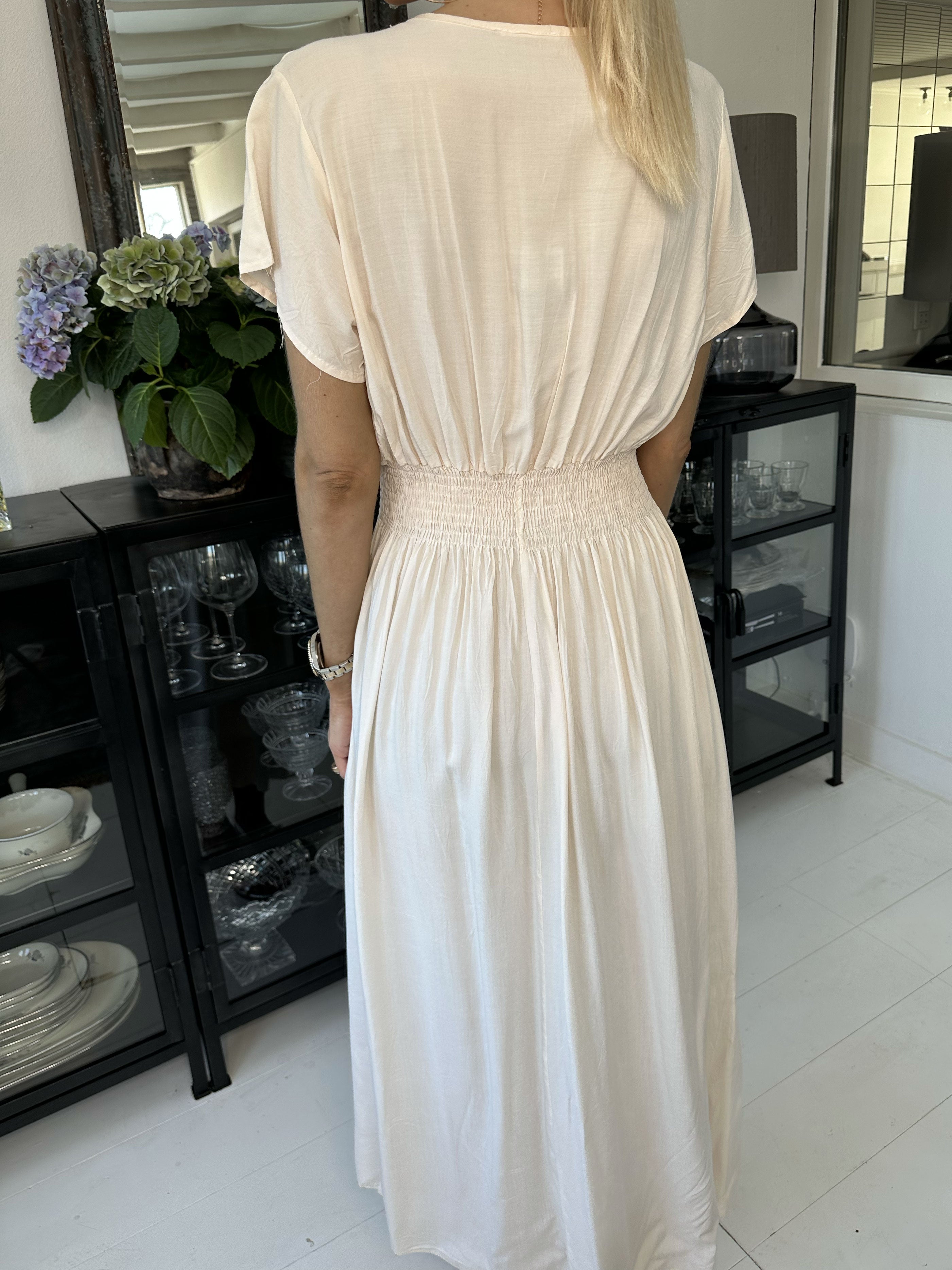 Misha - Sød lang plain kjole i viskose med smock