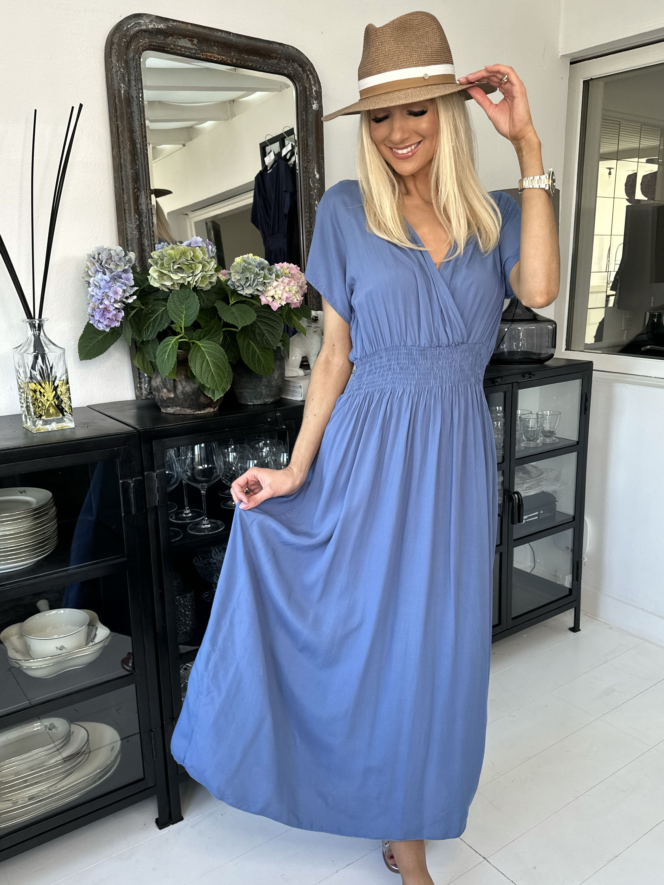 Misha - Sød lang plain kjole i viskose med smock