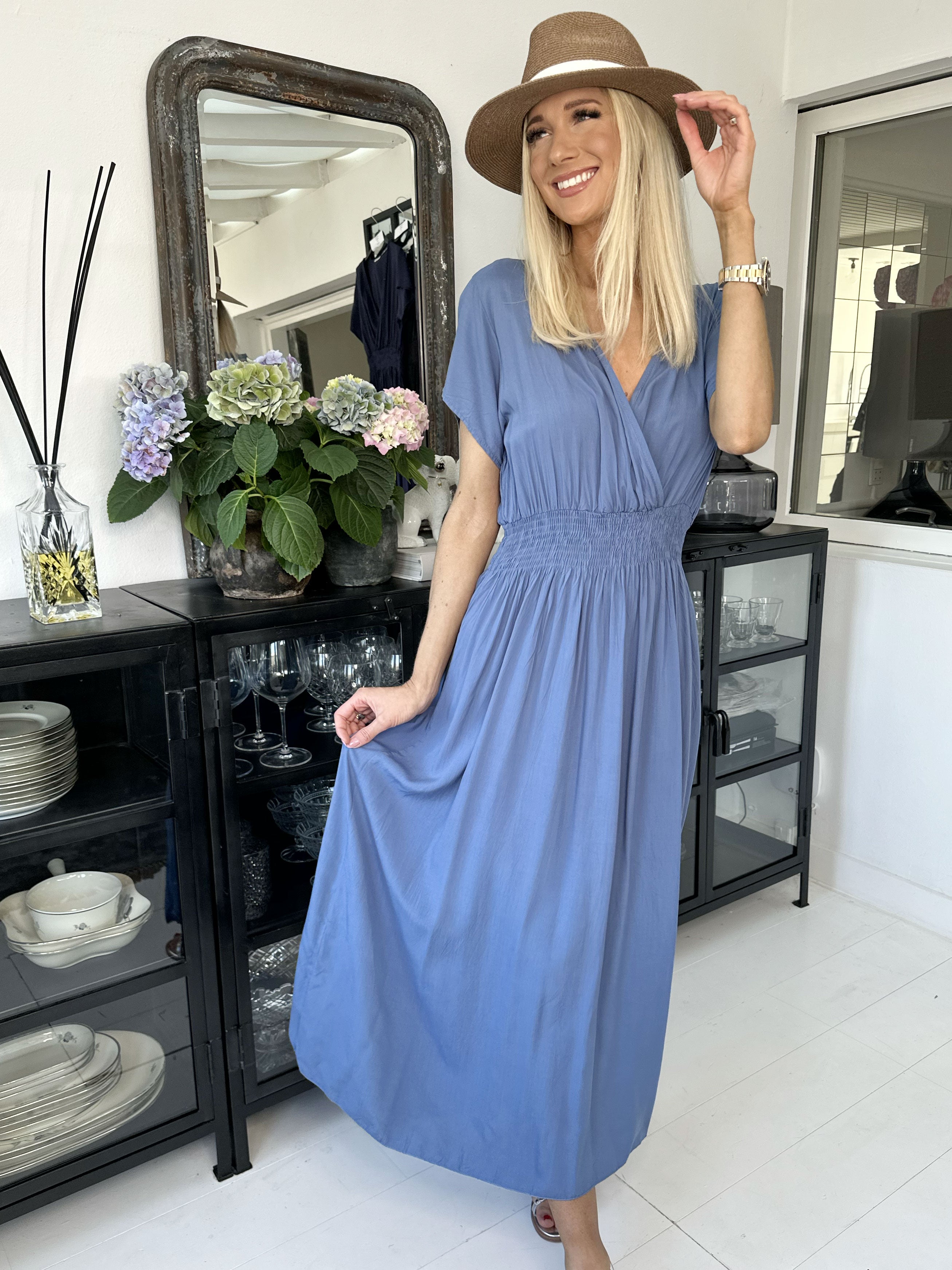 Misha - Sød lang plain kjole i viskose med smock