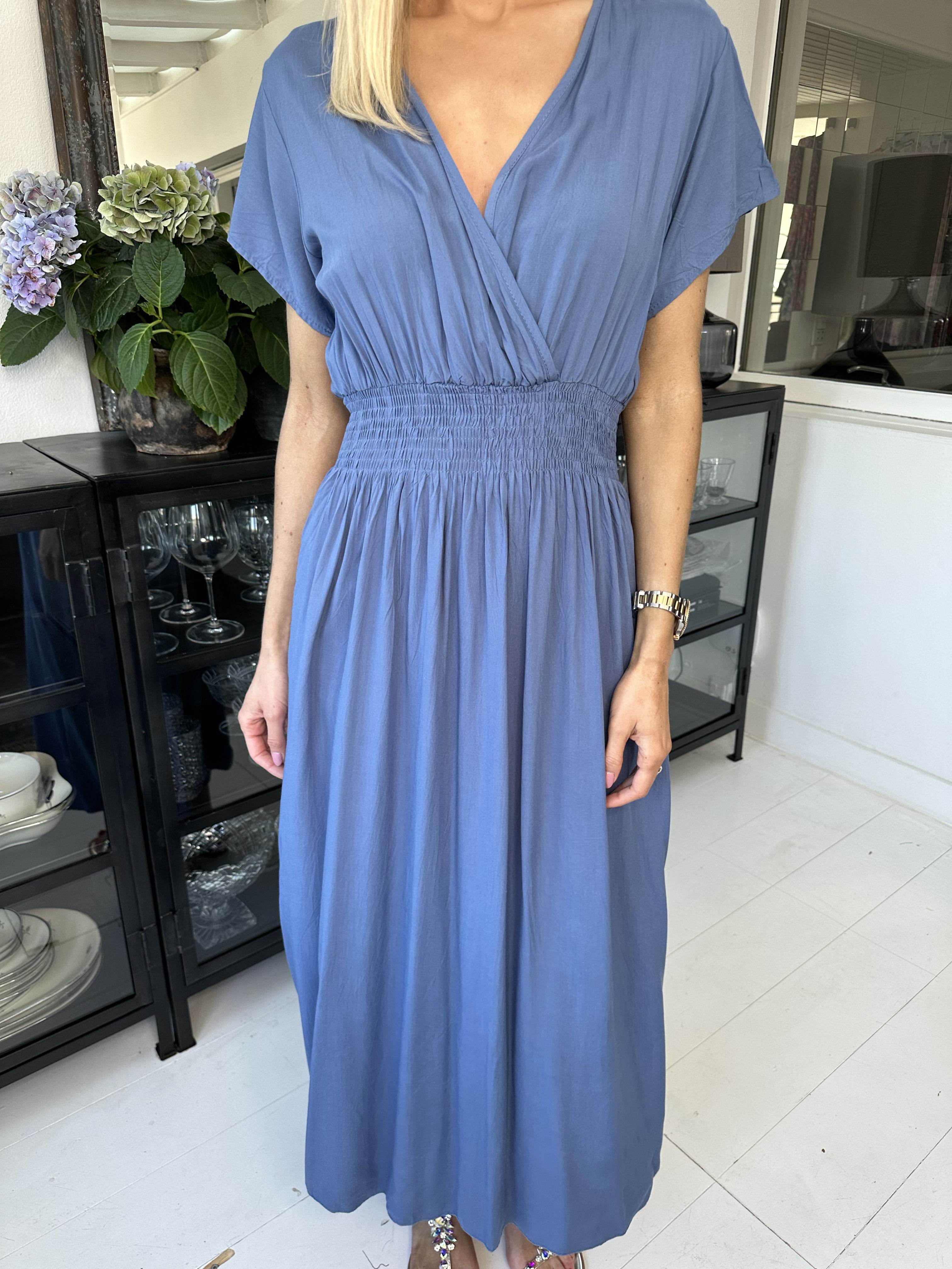 Misha - Sød lang plain kjole i viskose med smock