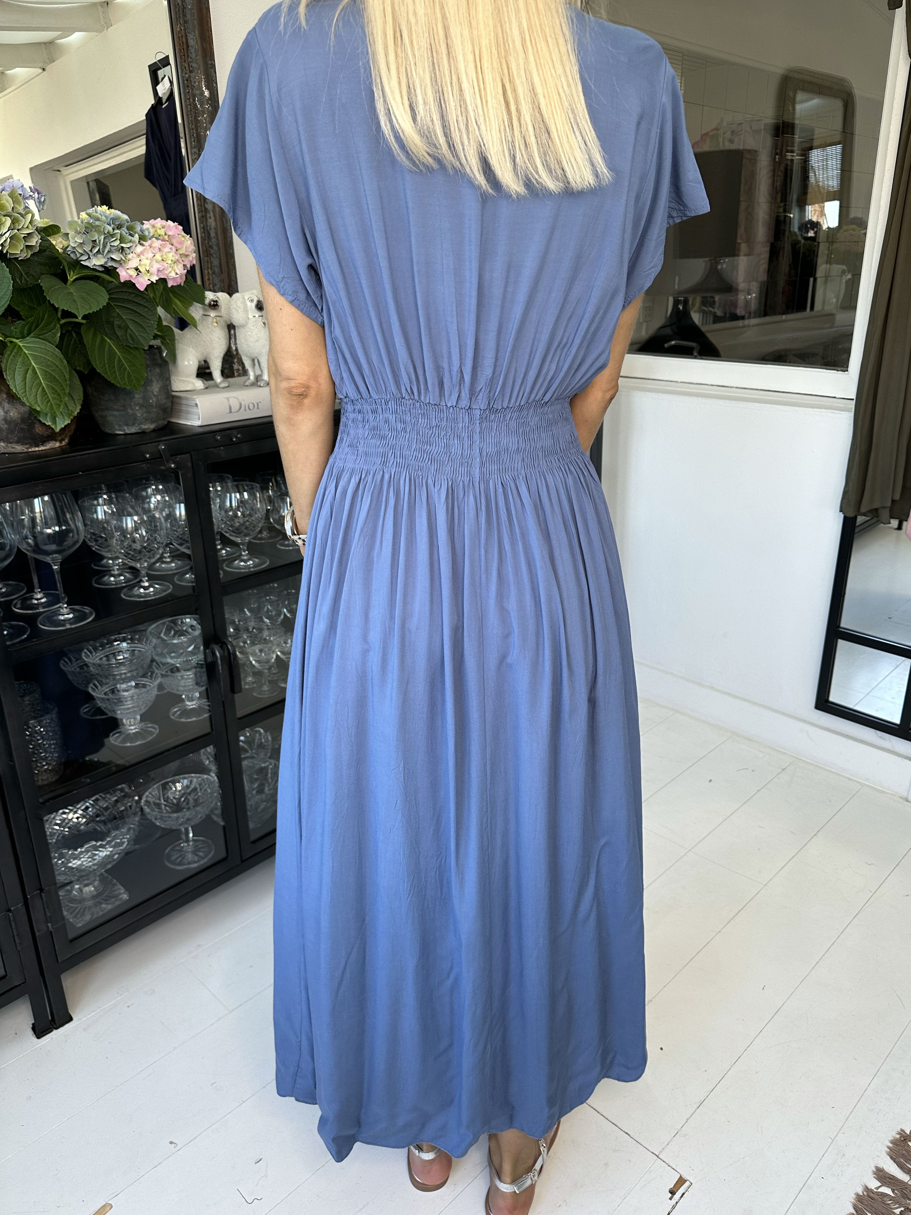 Misha - Sød lang plain kjole i viskose med smock