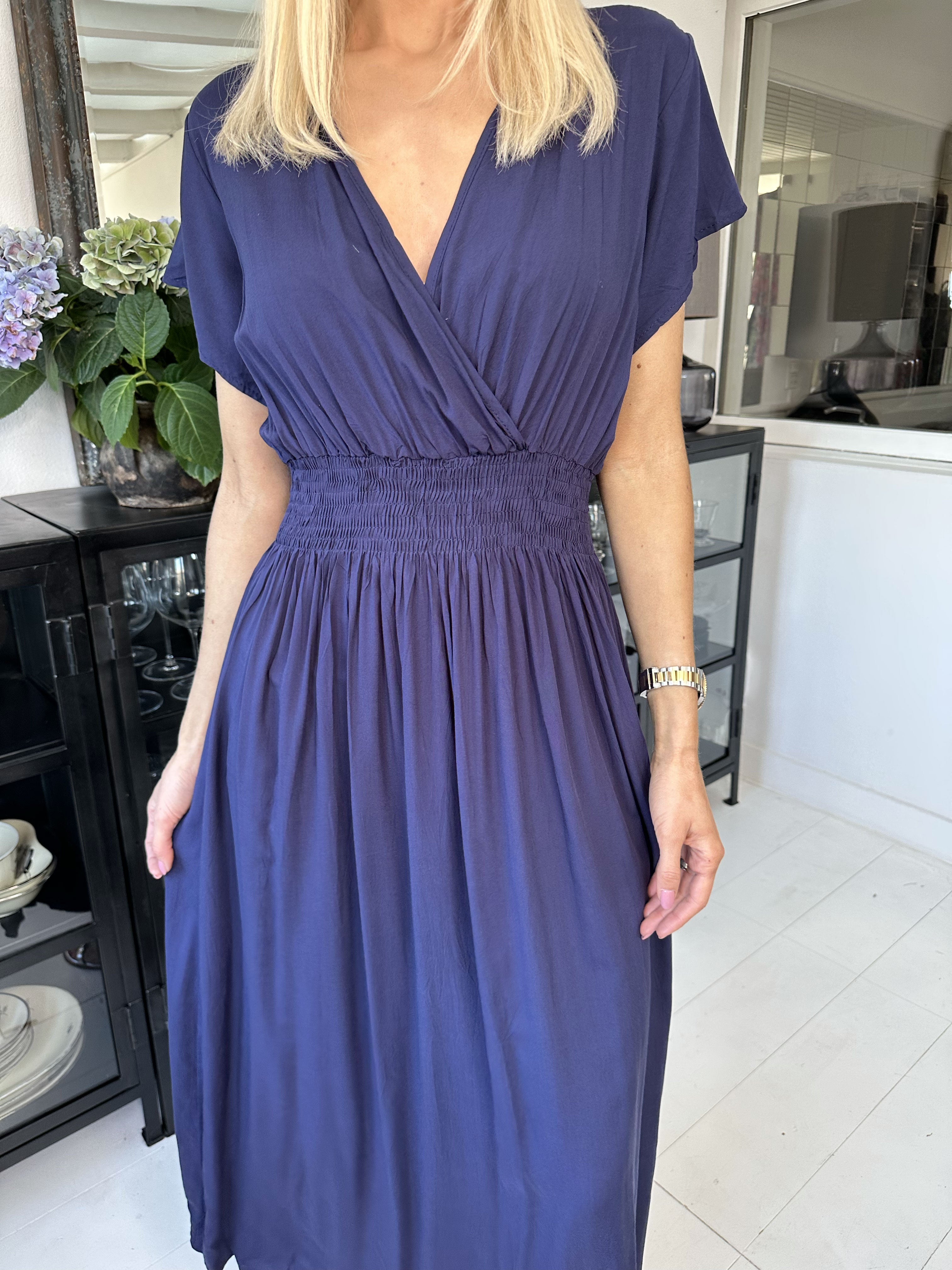 Misha - Sød lang plain kjole i viskose med smock