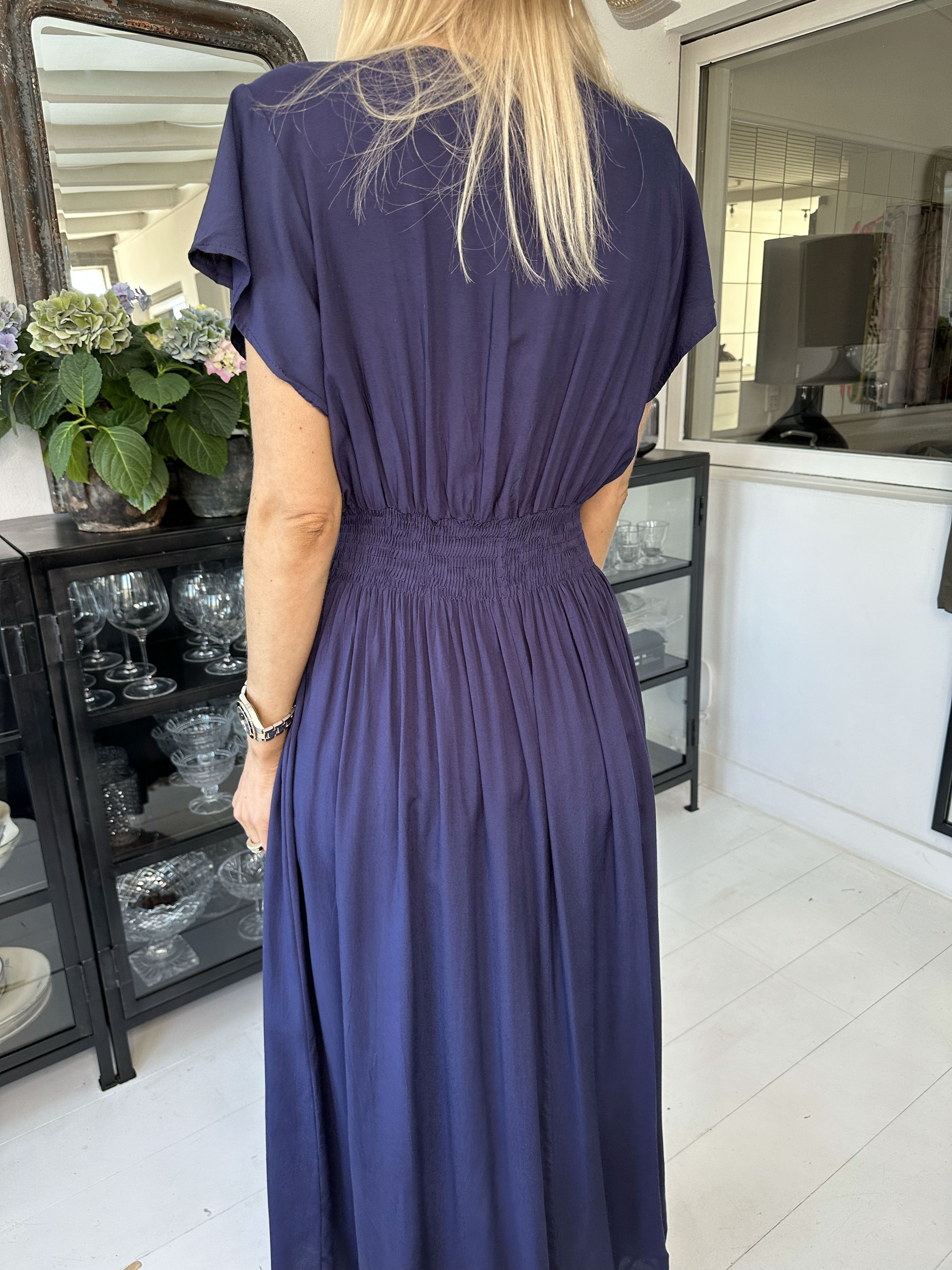 Misha - Sød lang plain kjole i viskose med smock