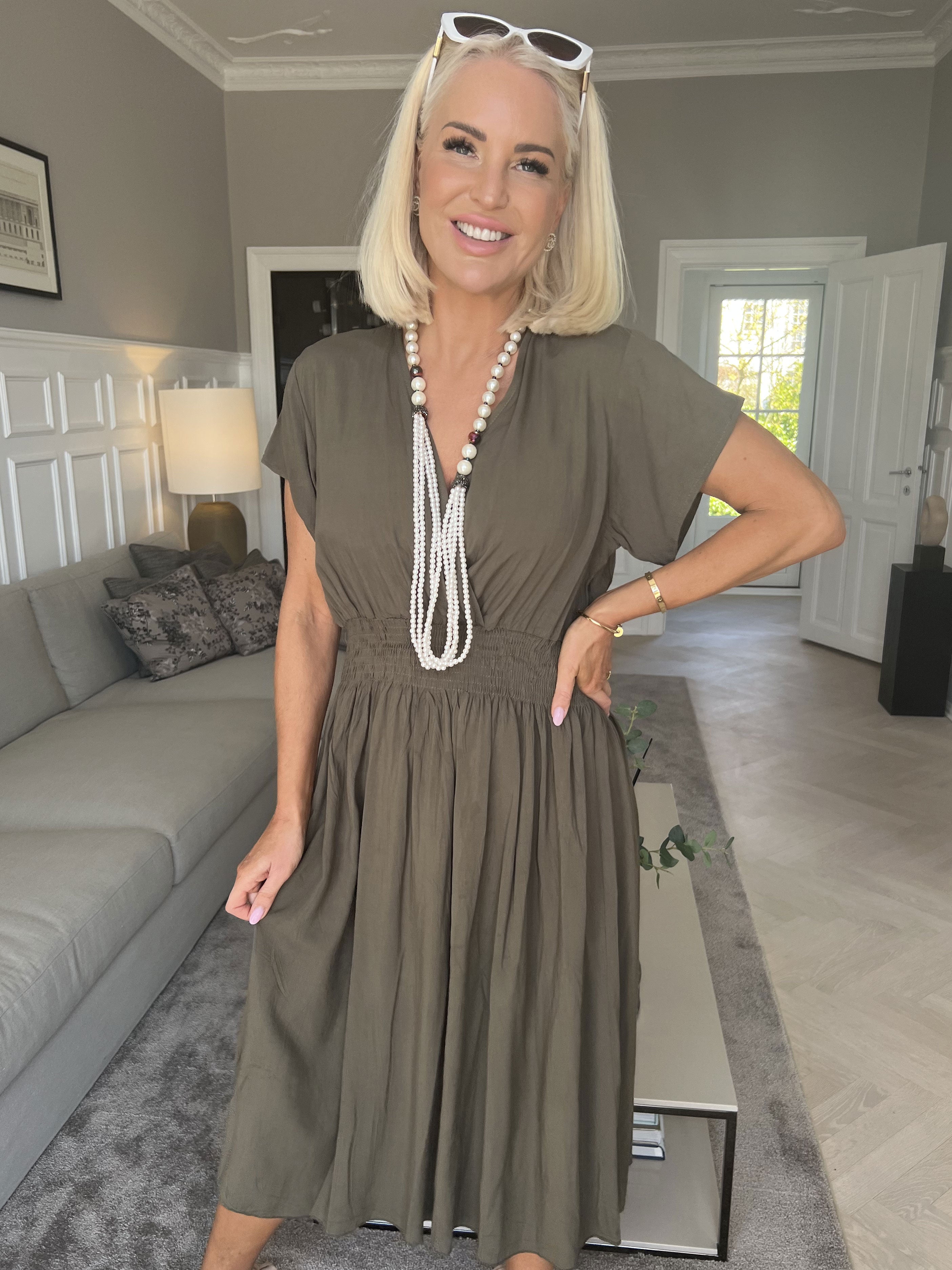 Misha Short - Sød plain kjole i viskose med smock under brystet