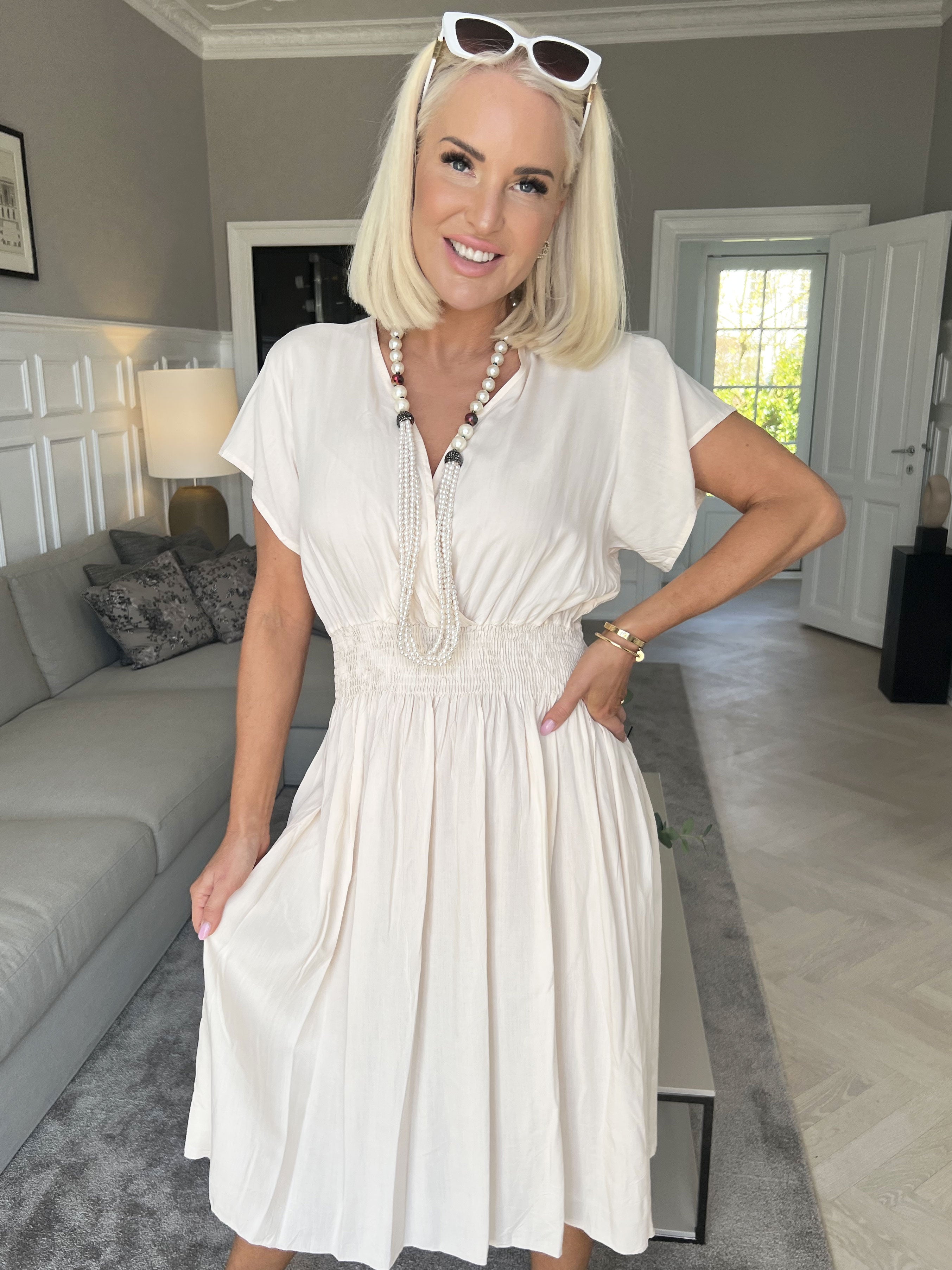 Misha Short - Sød plain kjole i viskose med smock under brystet