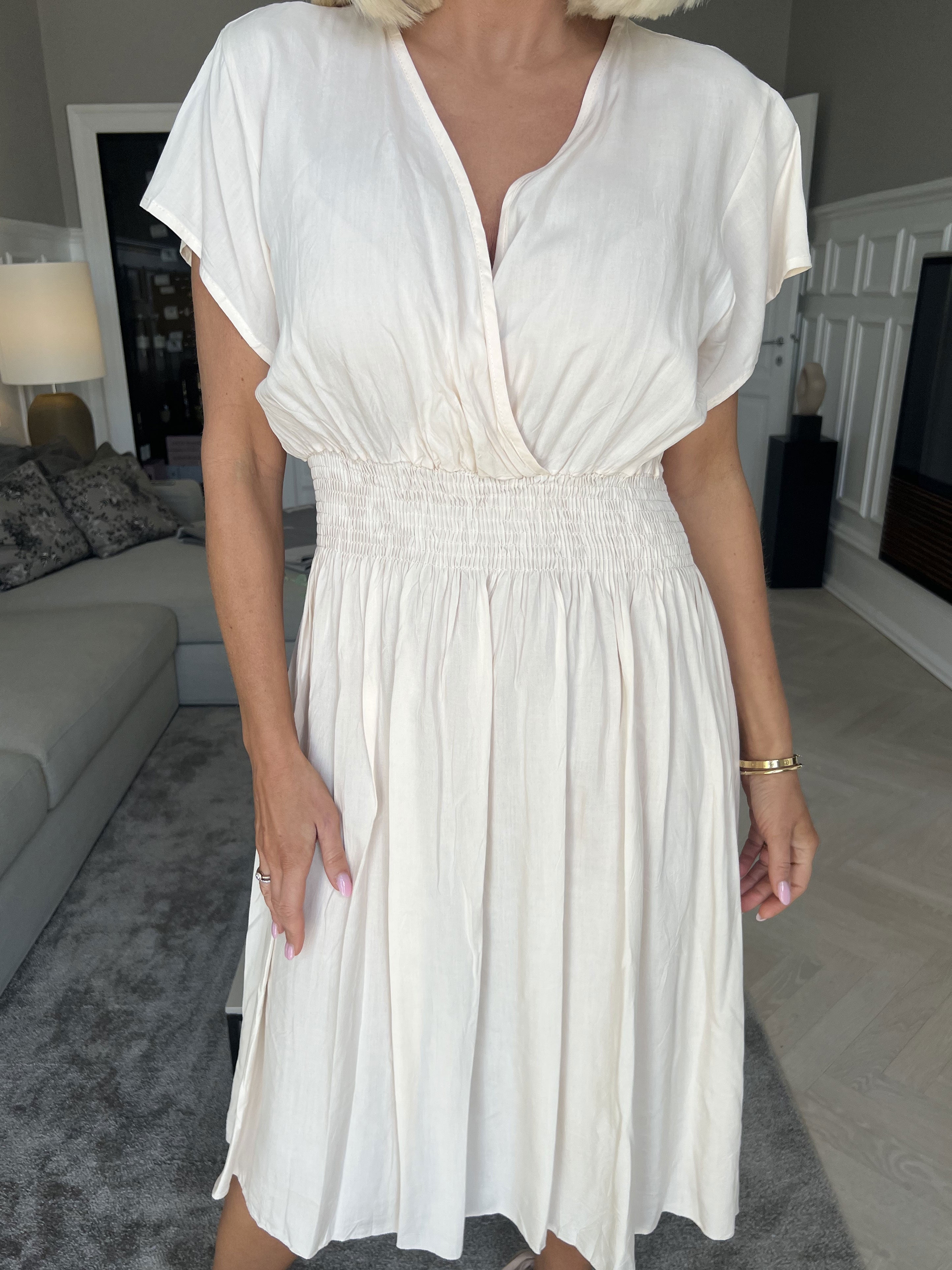 Misha Short - Sød plain kjole i viskose med smock under brystet