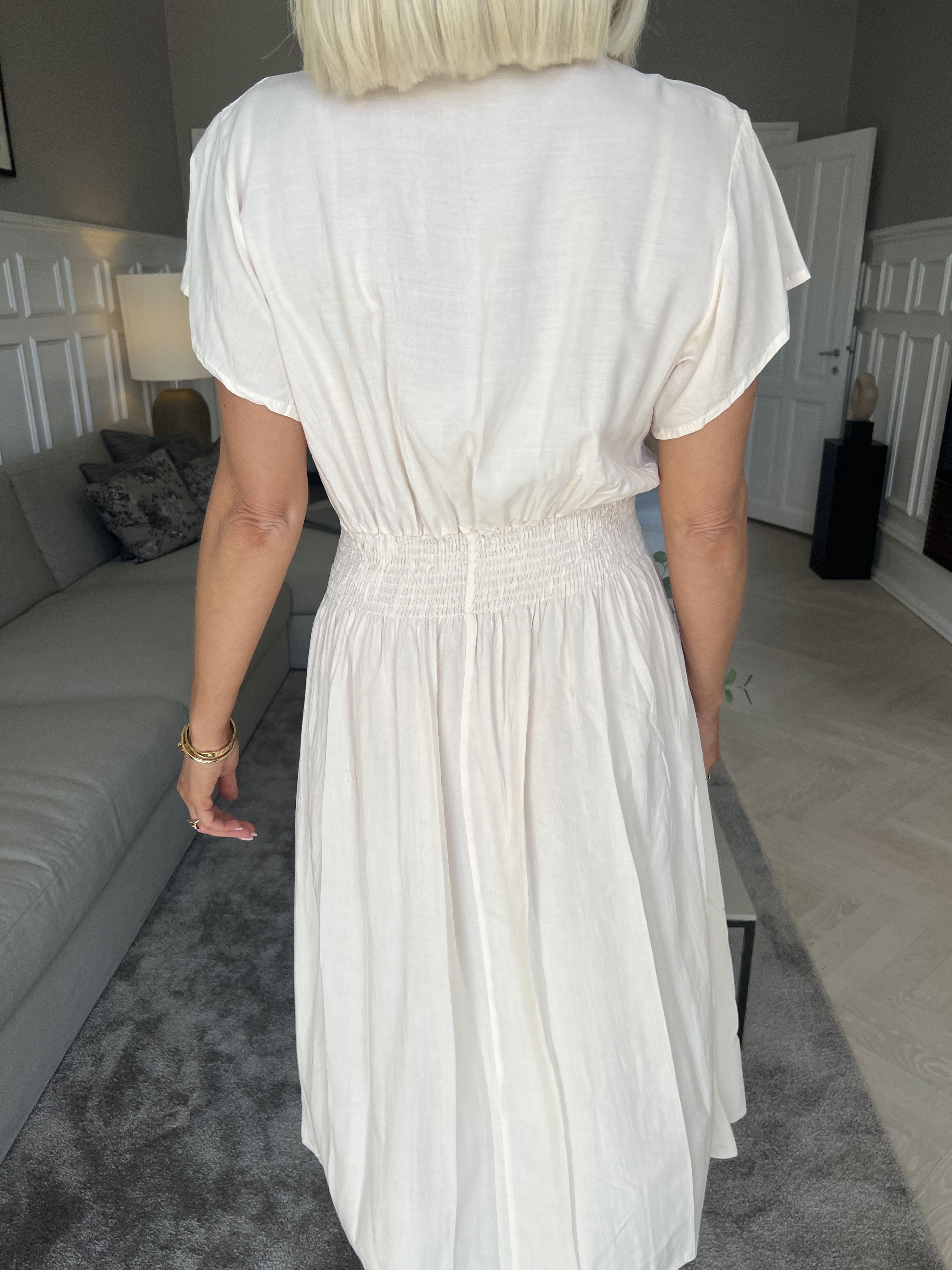 Misha Short - Sød plain kjole i viskose med smock under brystet