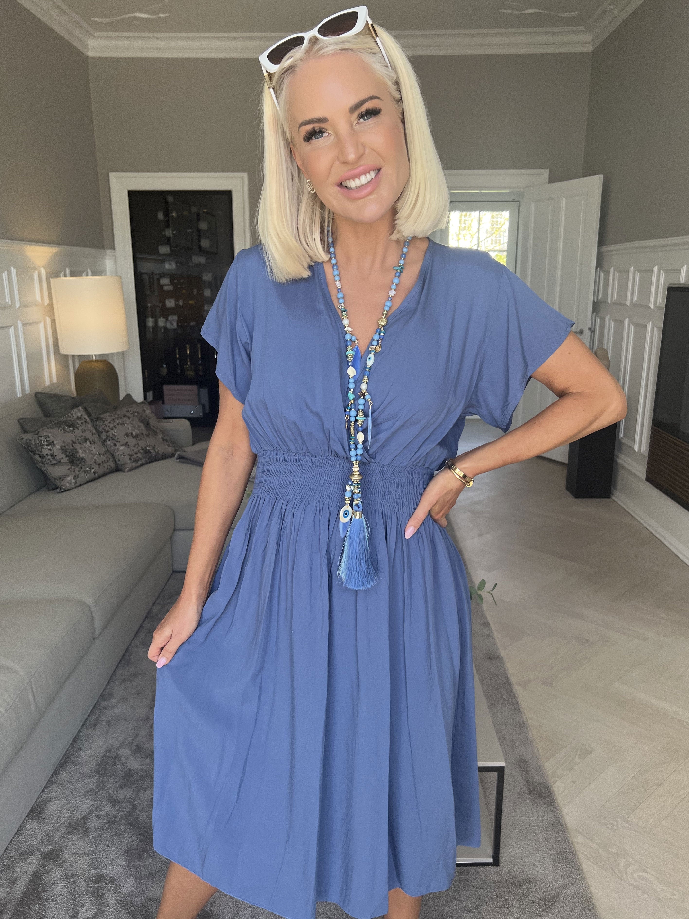 Misha Short - Sød plain kjole i viskose med smock under brystet