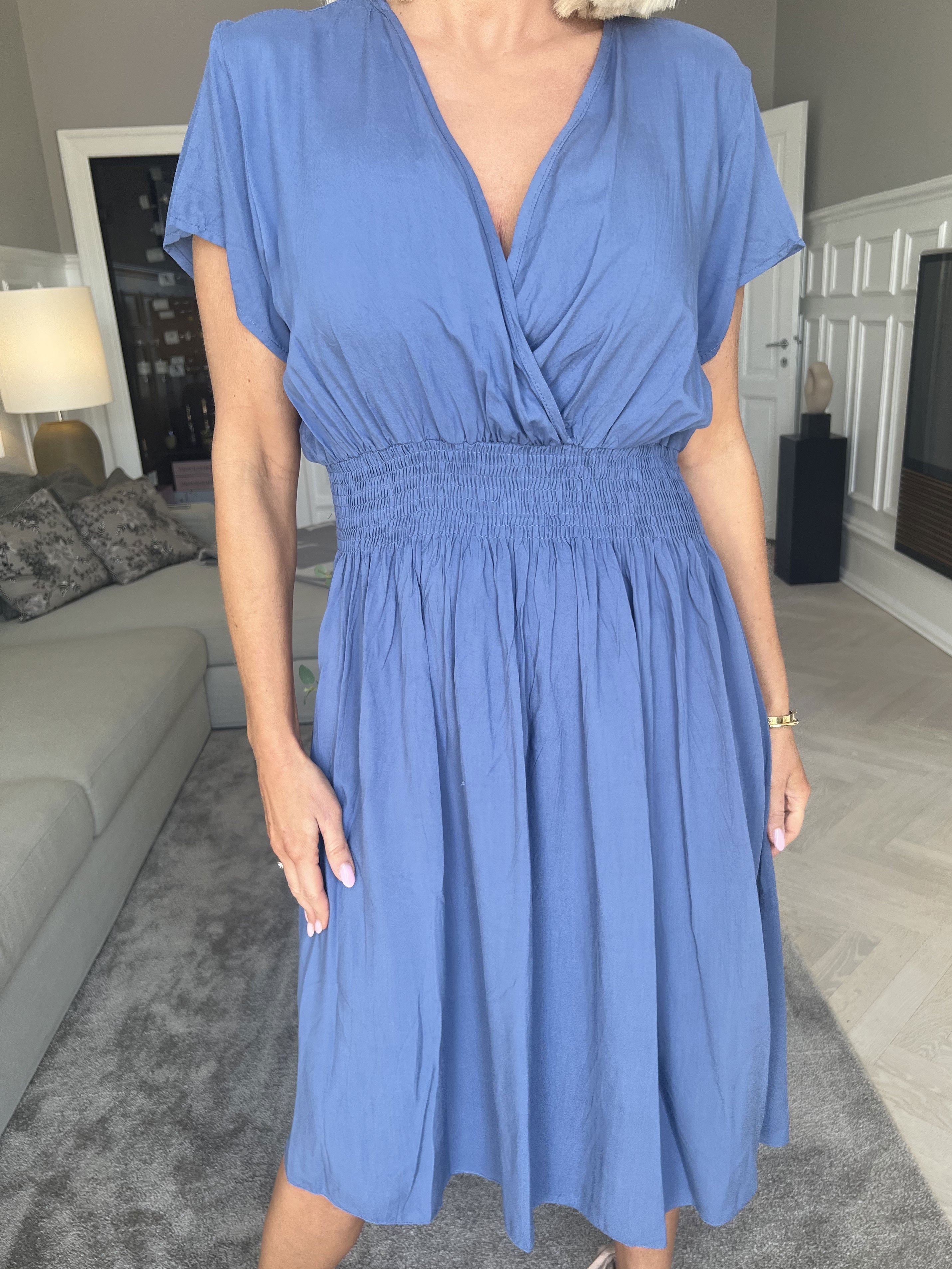 Misha Short - Sød plain kjole i viskose med smock under brystet