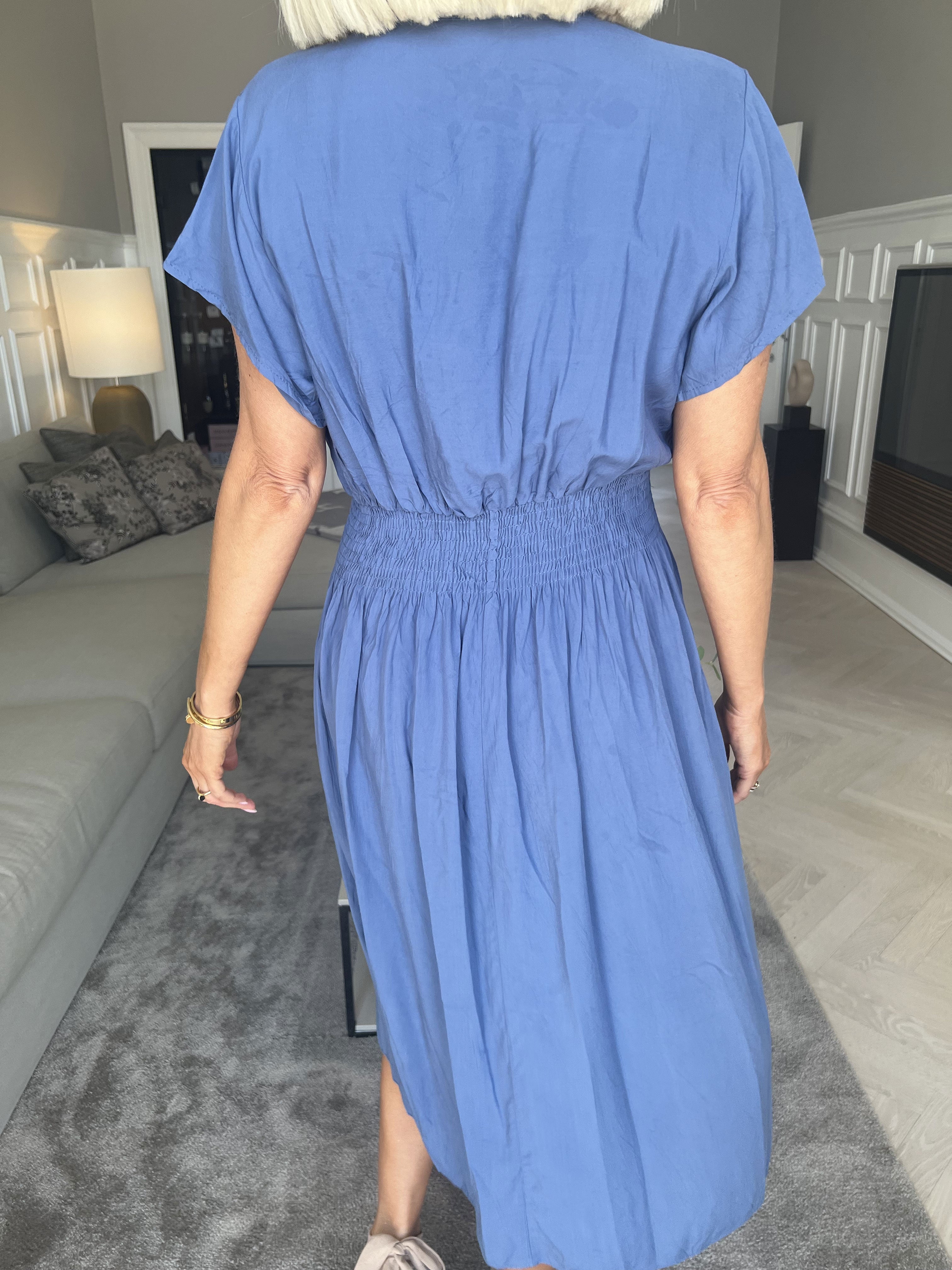 Misha Short - Sød plain kjole i viskose med smock under brystet