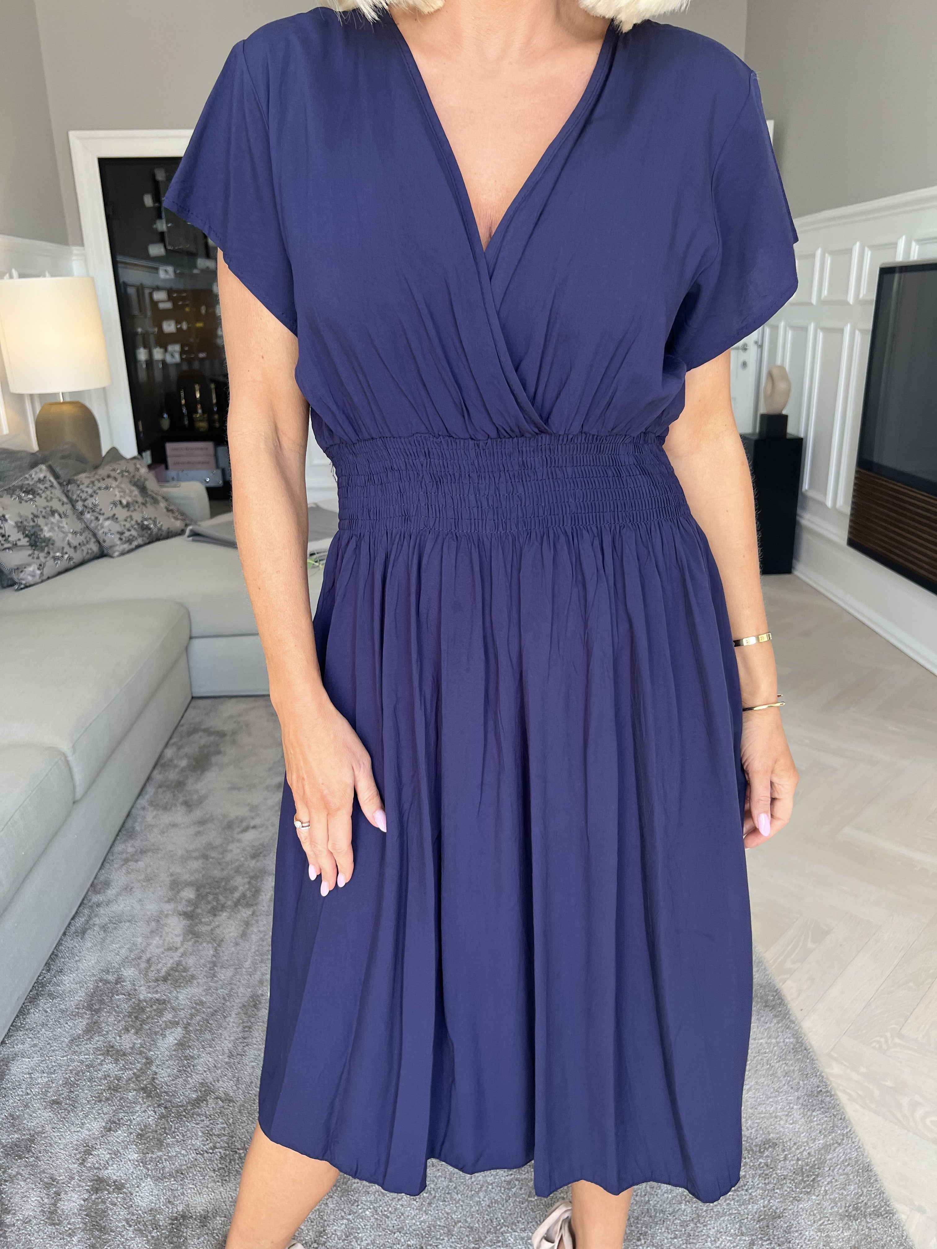 Misha Short - Sød plain kjole i viskose med smock under brystet