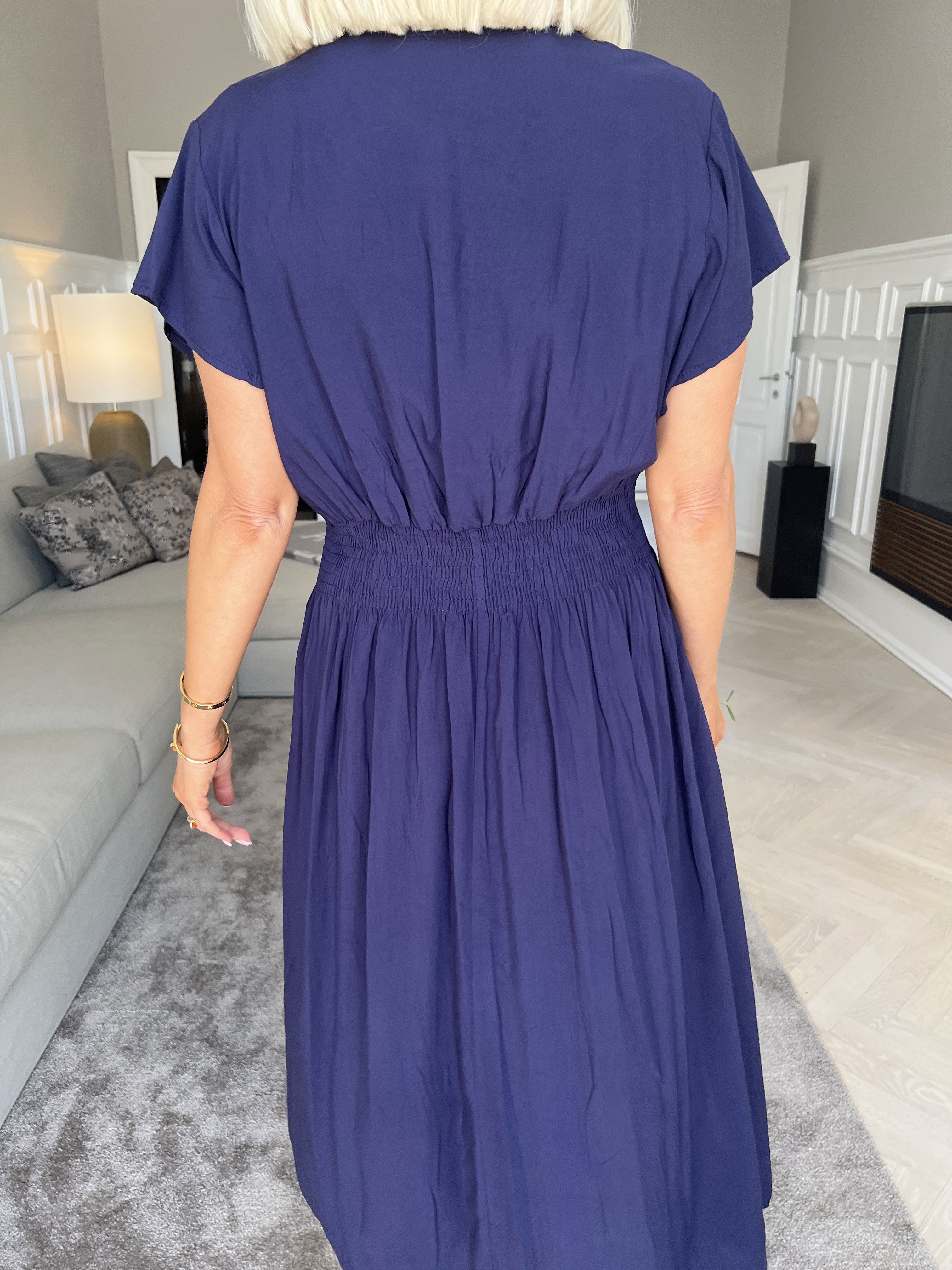 Misha Short - Sød plain kjole i viskose med smock under brystet