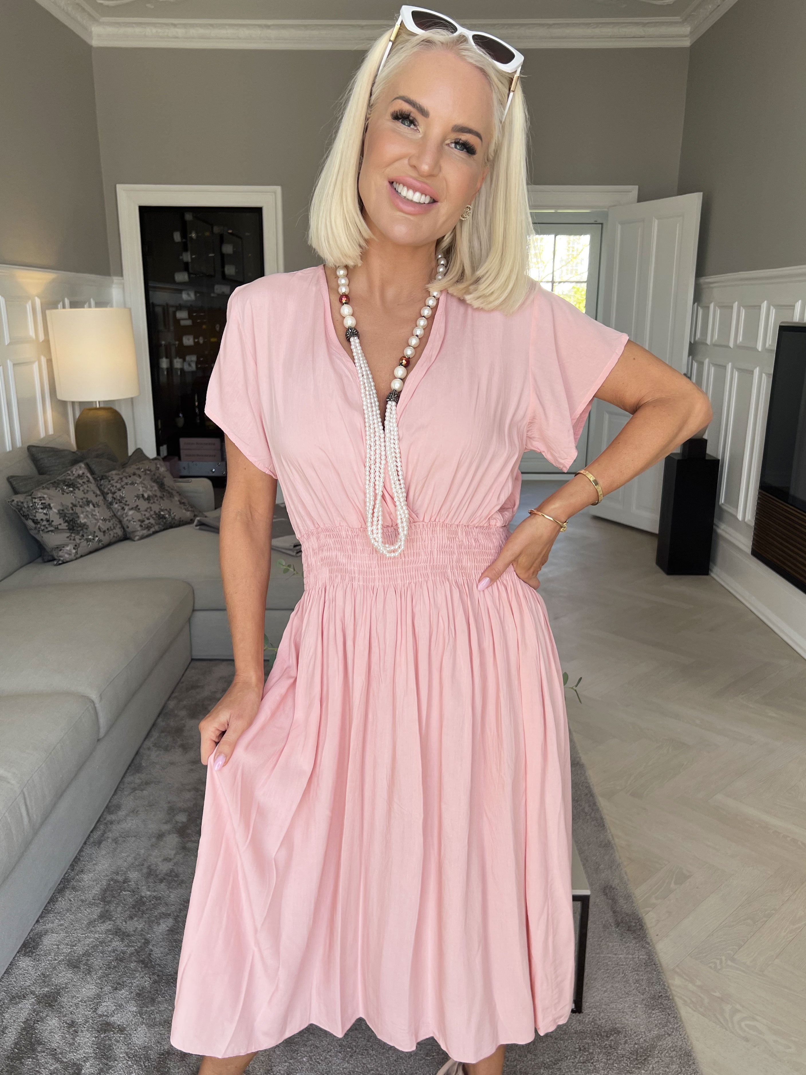 Misha Short - Sød plain kjole i viskose med smock under brystet