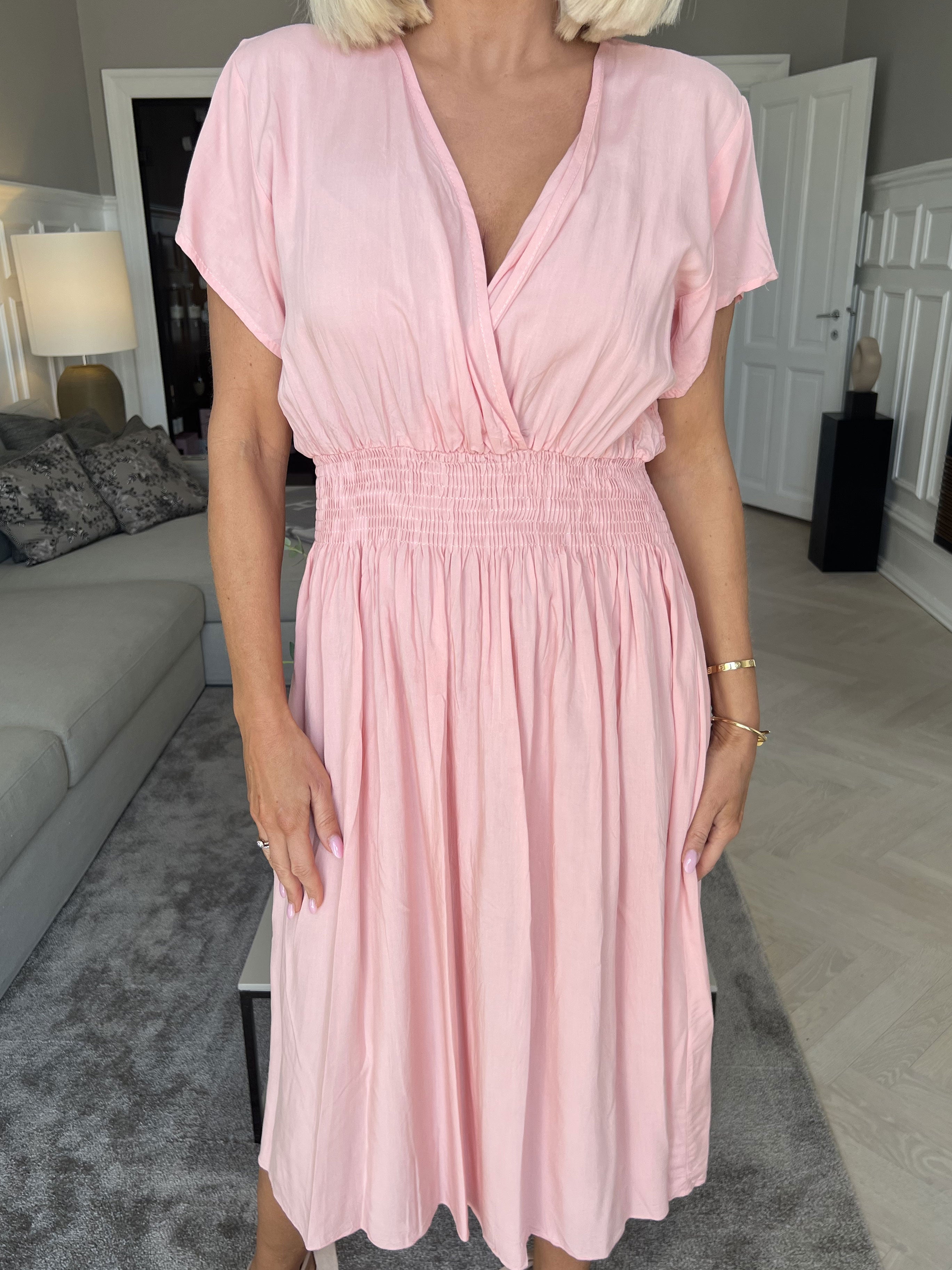 Misha Short - Sød plain kjole i viskose med smock under brystet