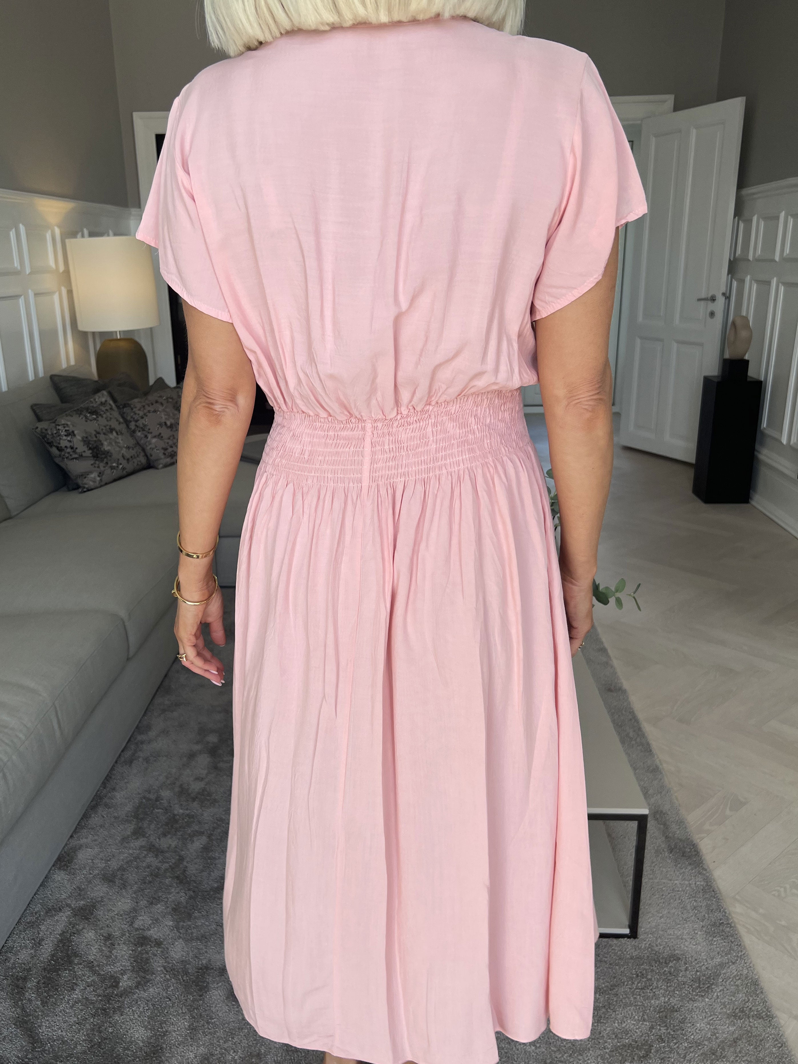 Misha Short - Sød plain kjole i viskose med smock under brystet