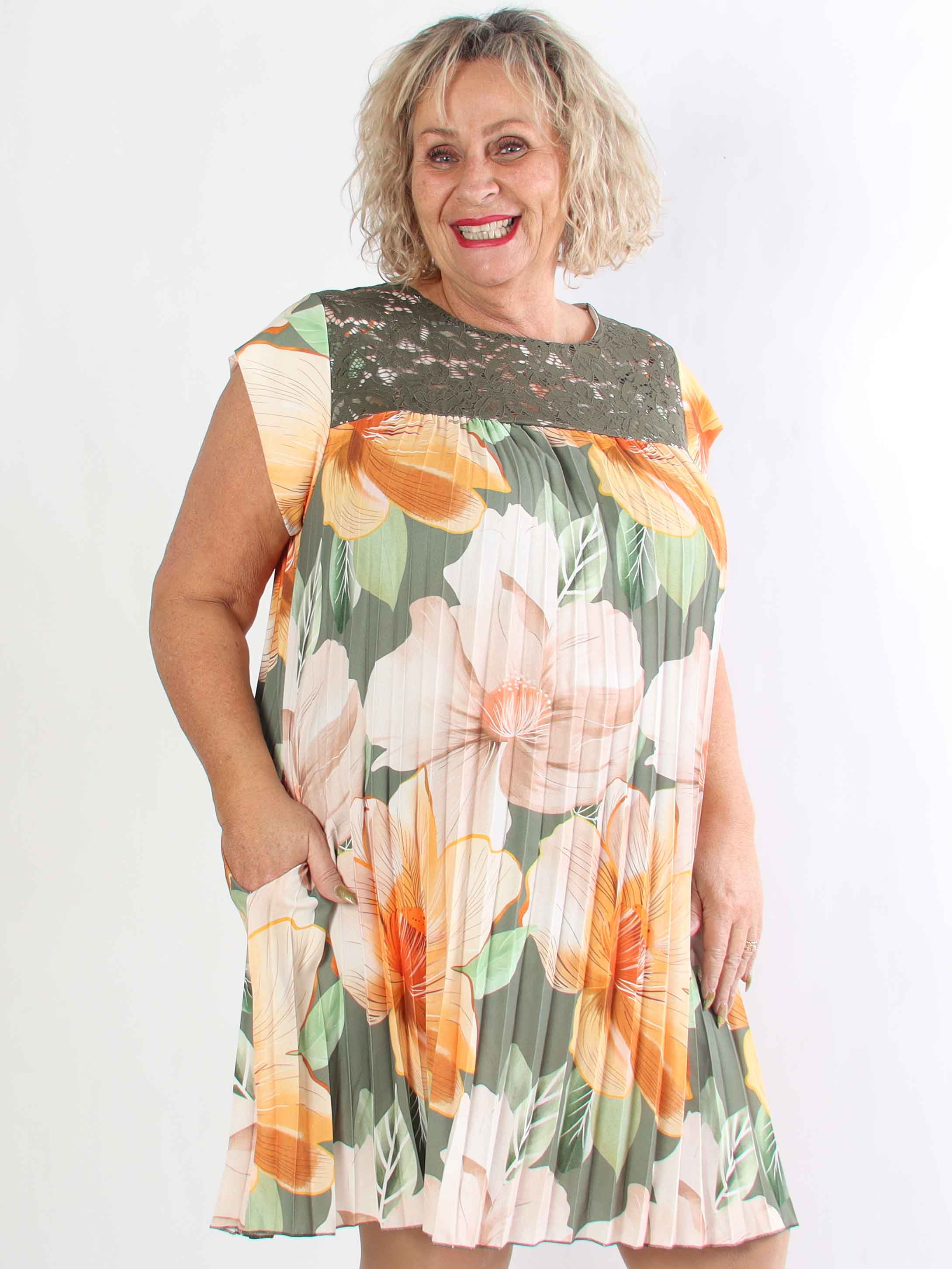 Nancy Lace Flower Short - Blomstret plus size kjole med plisseringer og lommer