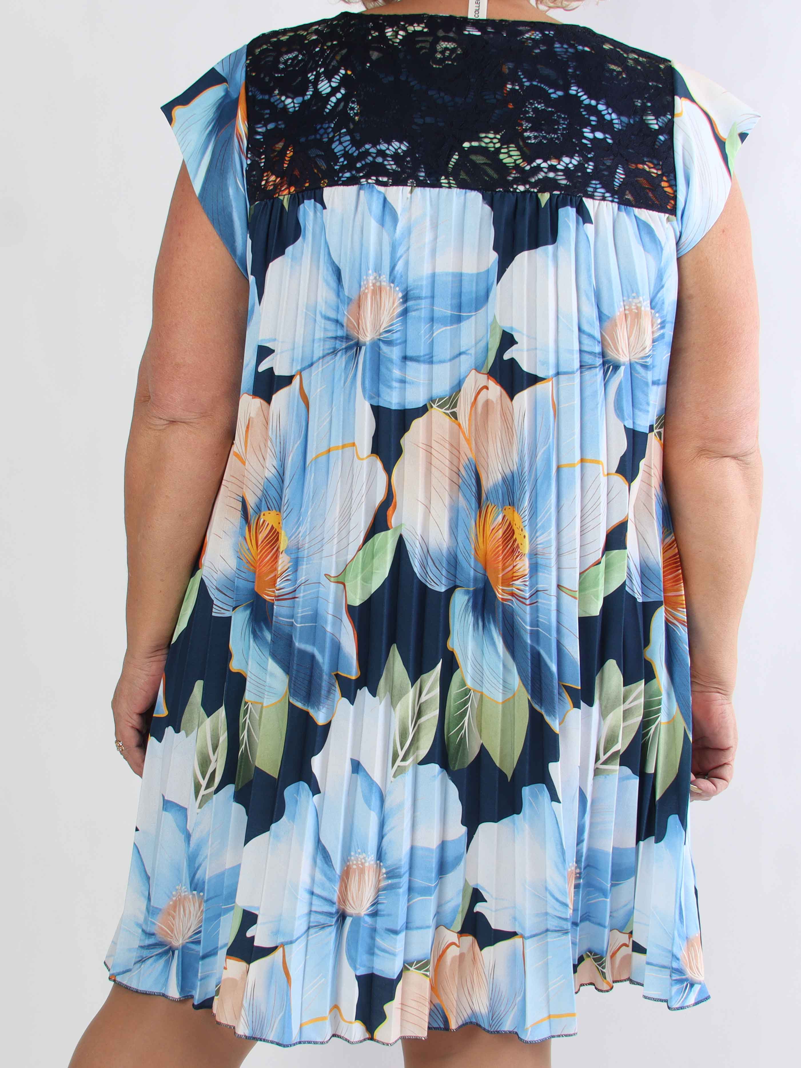 Nancy Lace Flower Short - Blomstret plus size kjole med plisseringer og lommer