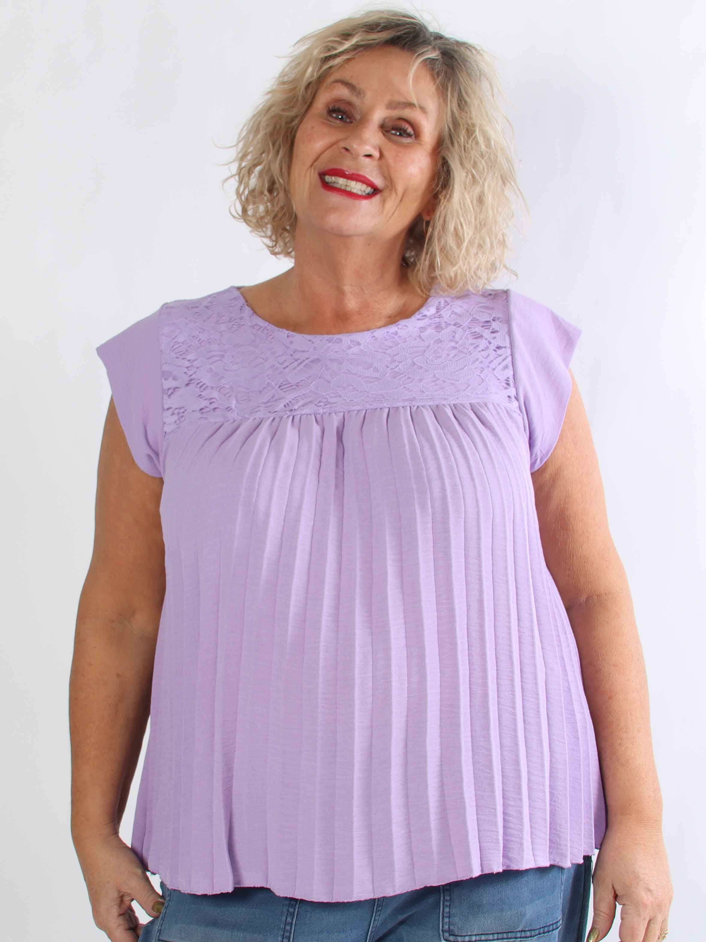 Nancy Lace Shirt - Sød plus size tunika med plisseringer og blonde