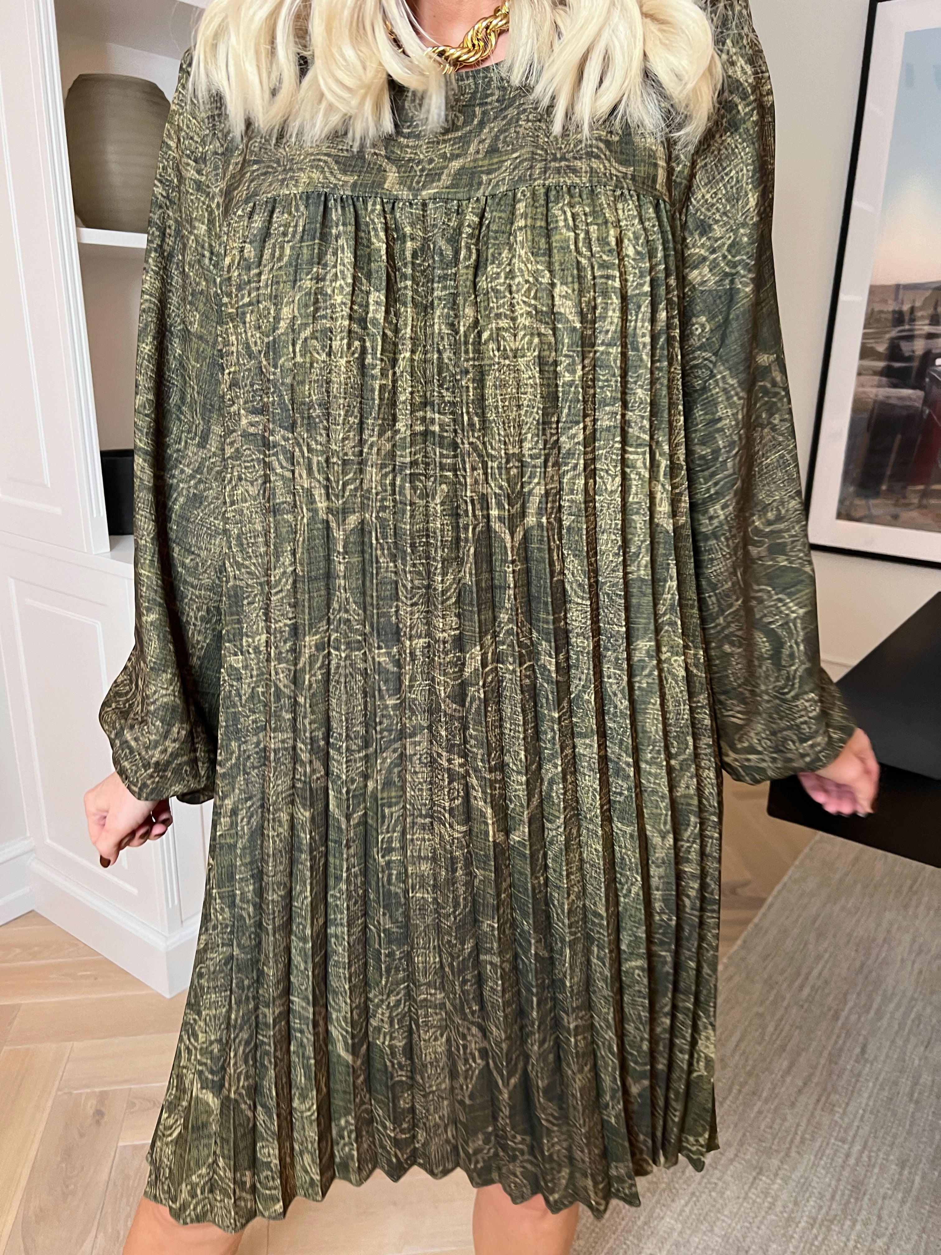 Nancy Royal Short L/S - Mønstret kjole med plisseringer og lommer