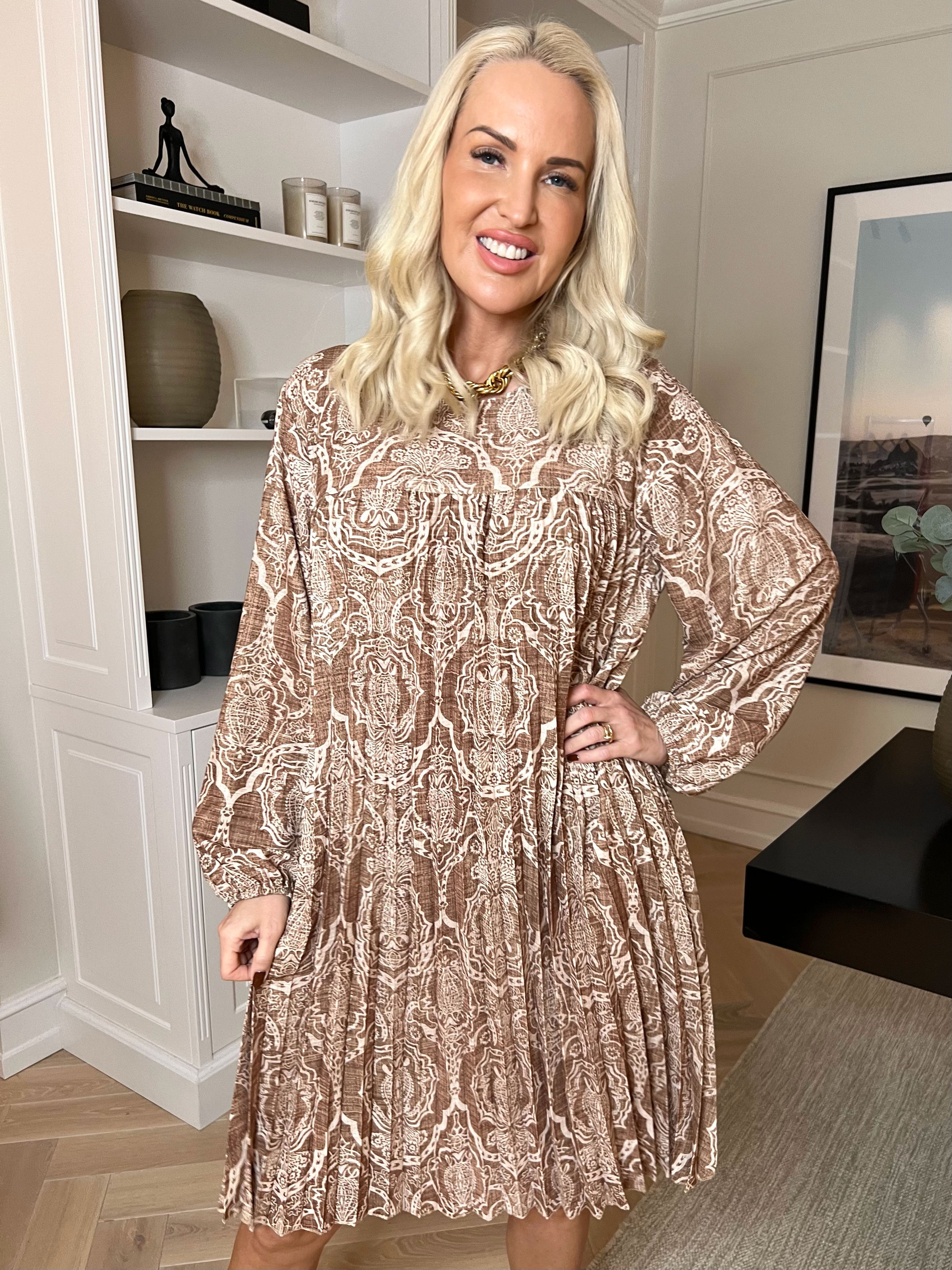 Nancy Royal Short L/S - Mønstret kjole med plisseringer og lommer