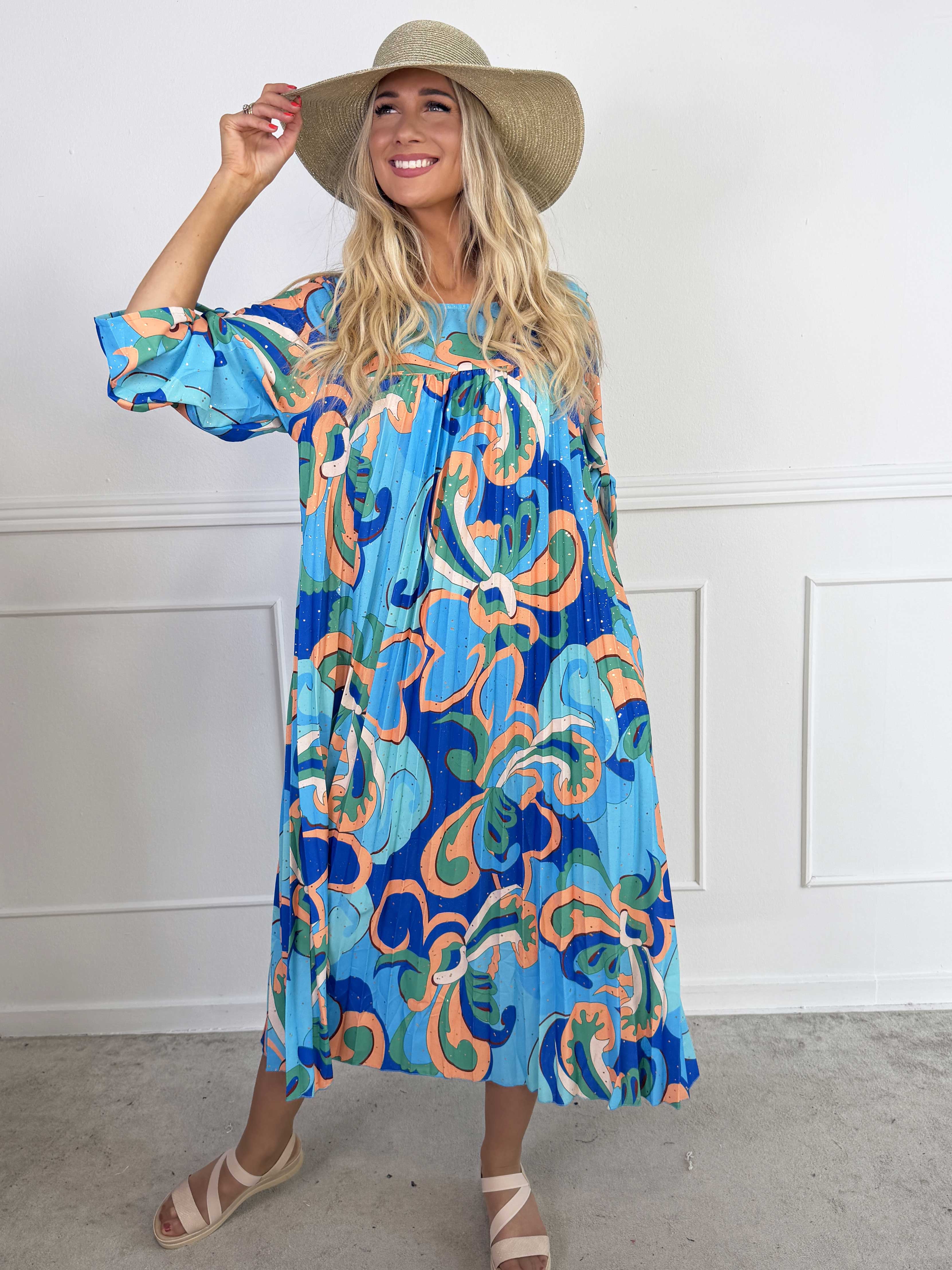 Nannie Retro - Lang plisseret kjole i flerfarvet mønster