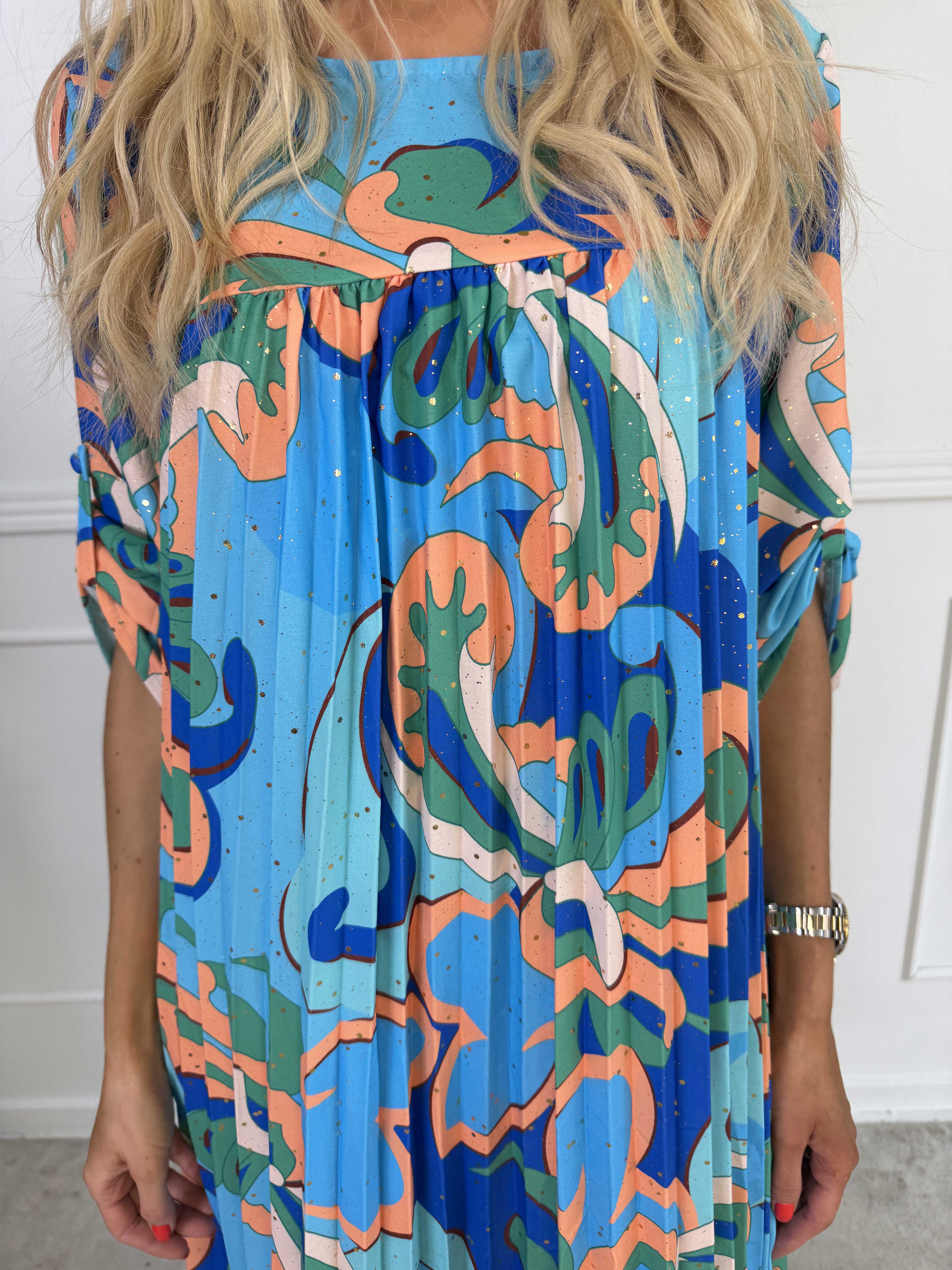 Nannie Retro - Lang plisseret kjole i flerfarvet mønster