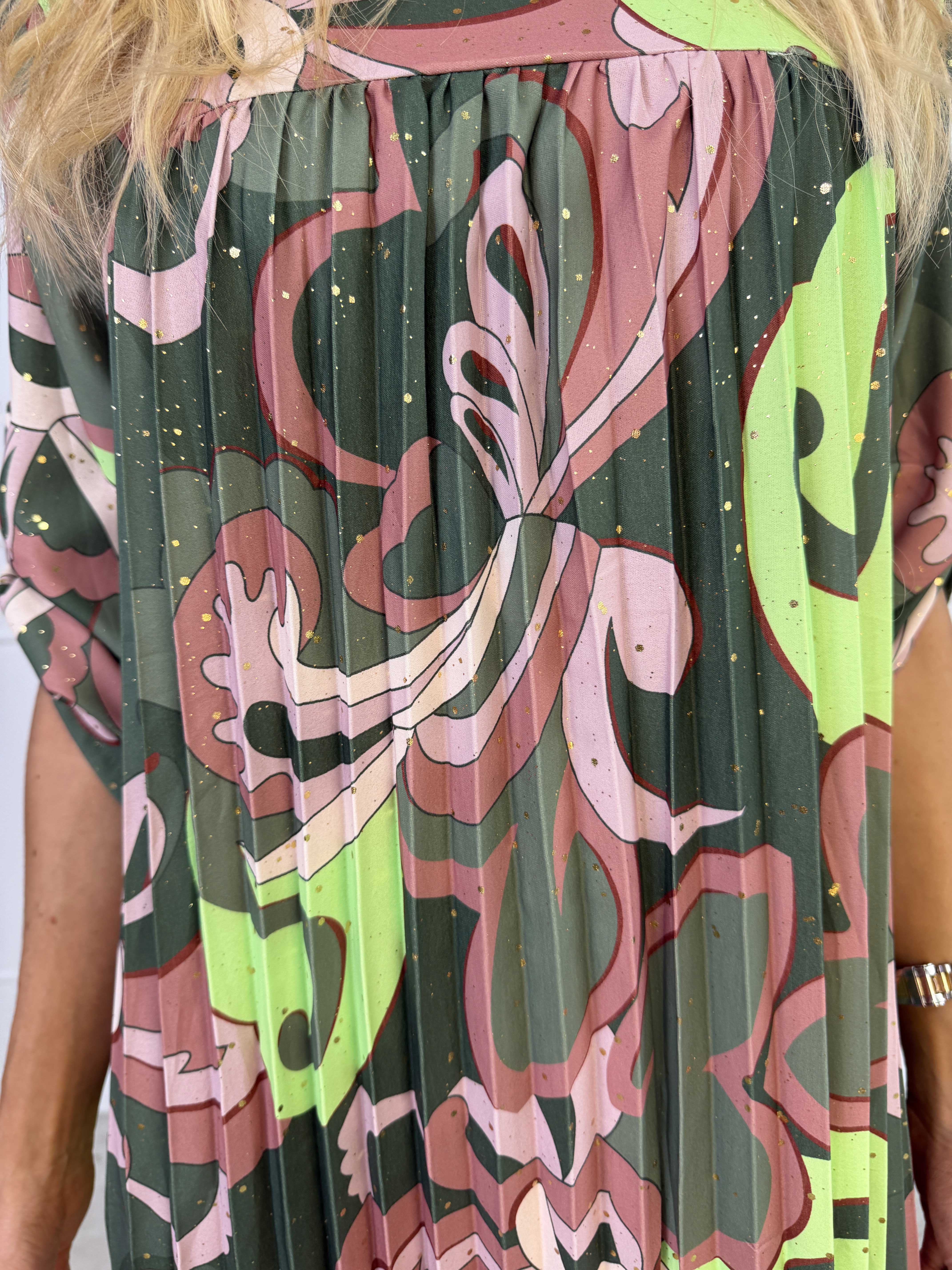 Nannie Retro - Lang plisseret kjole i flerfarvet mønster