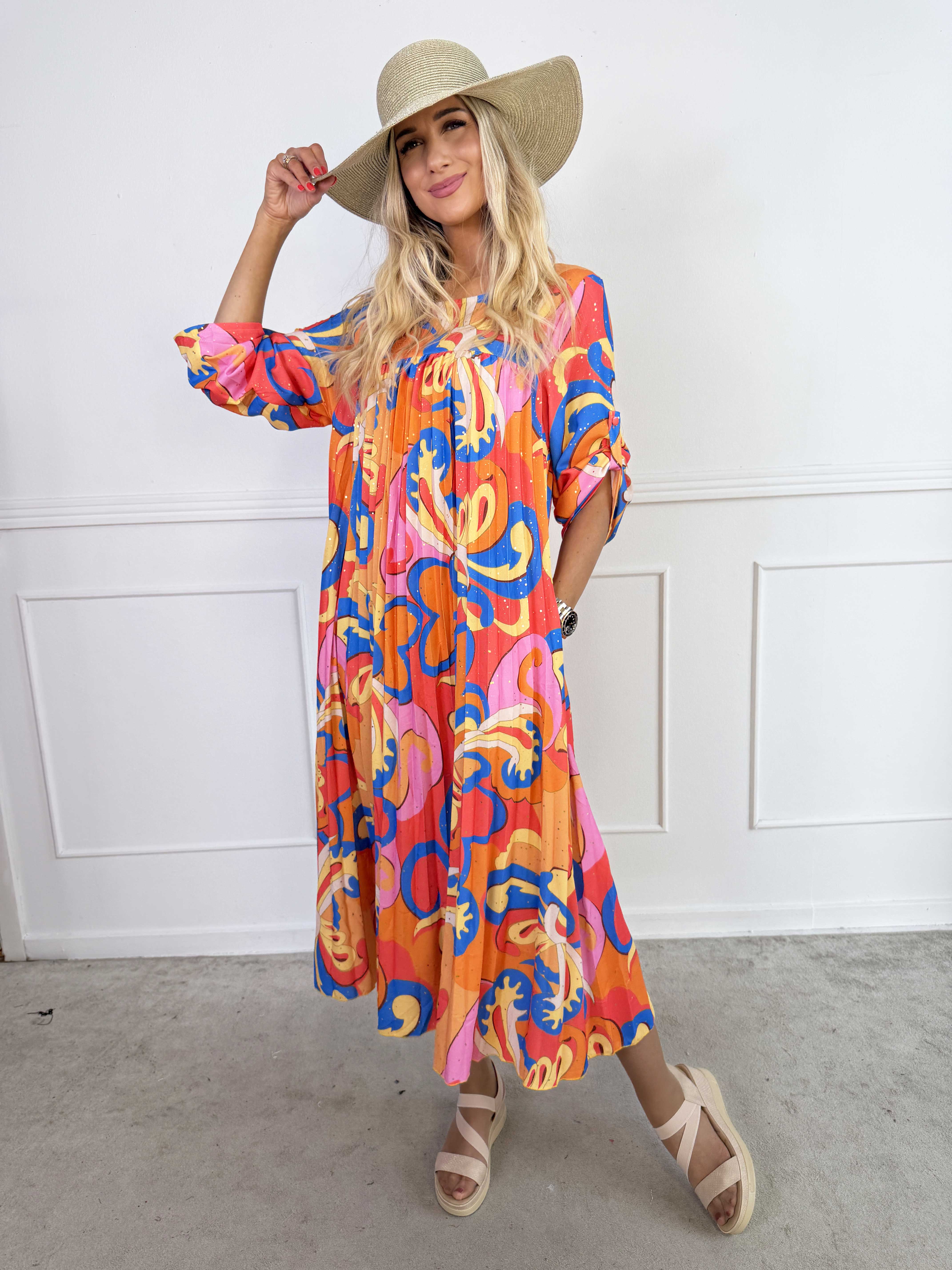 Nannie Retro - Lang plisseret kjole i flerfarvet mønster