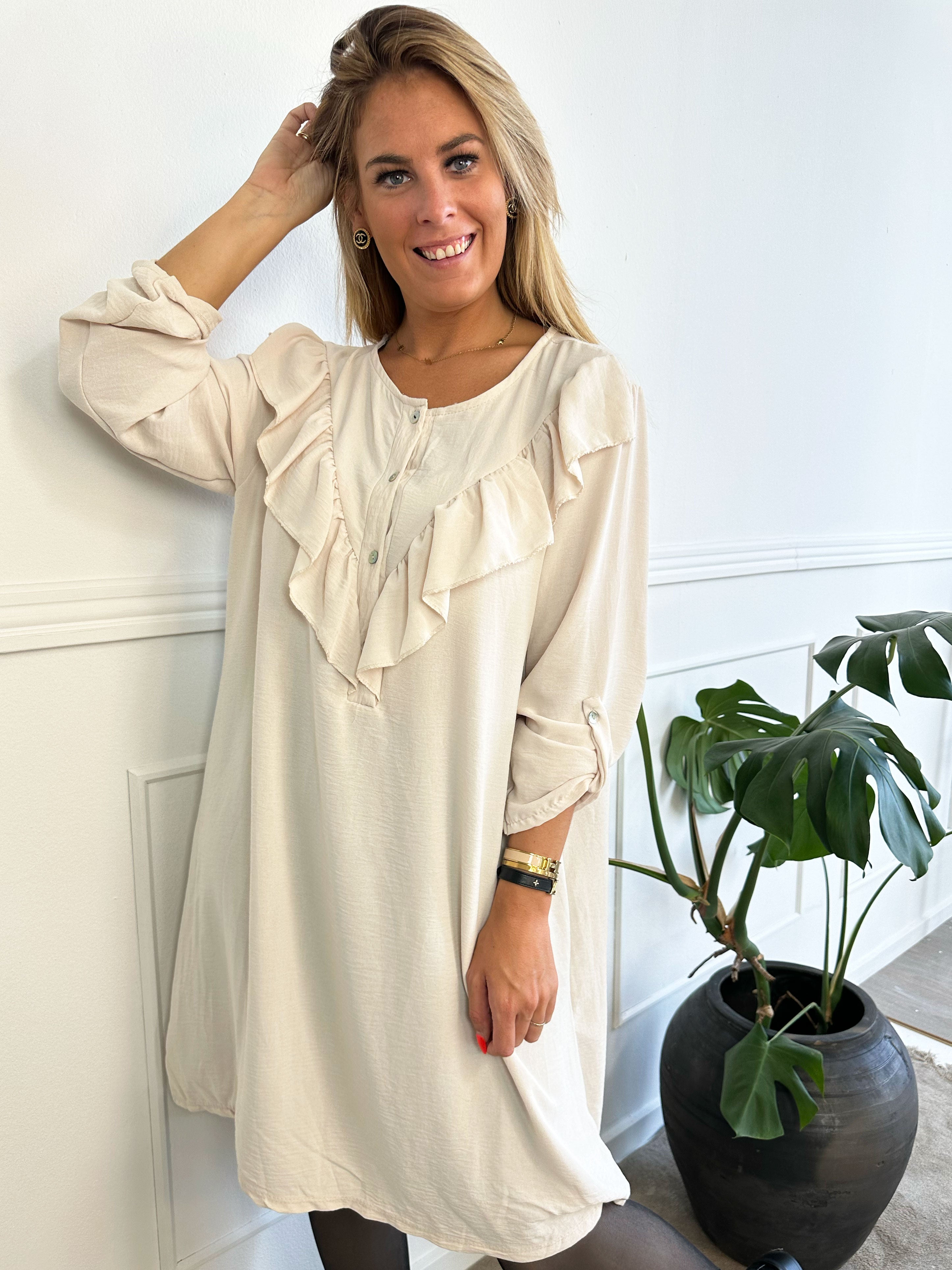 Nicola Dress - Sød kjole med flæser og knapper