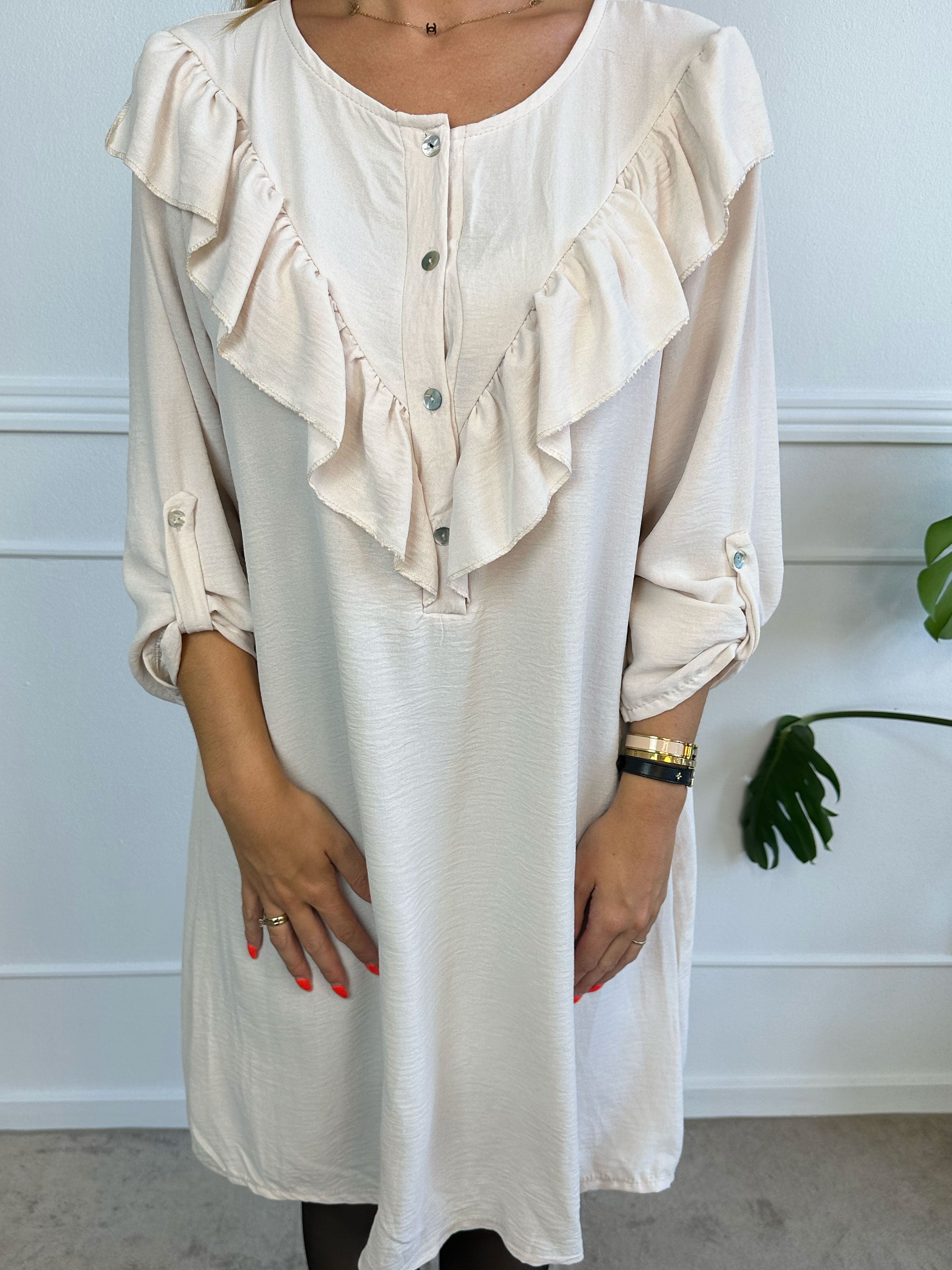 Nicola Dress - Sød kjole med flæser og knapper