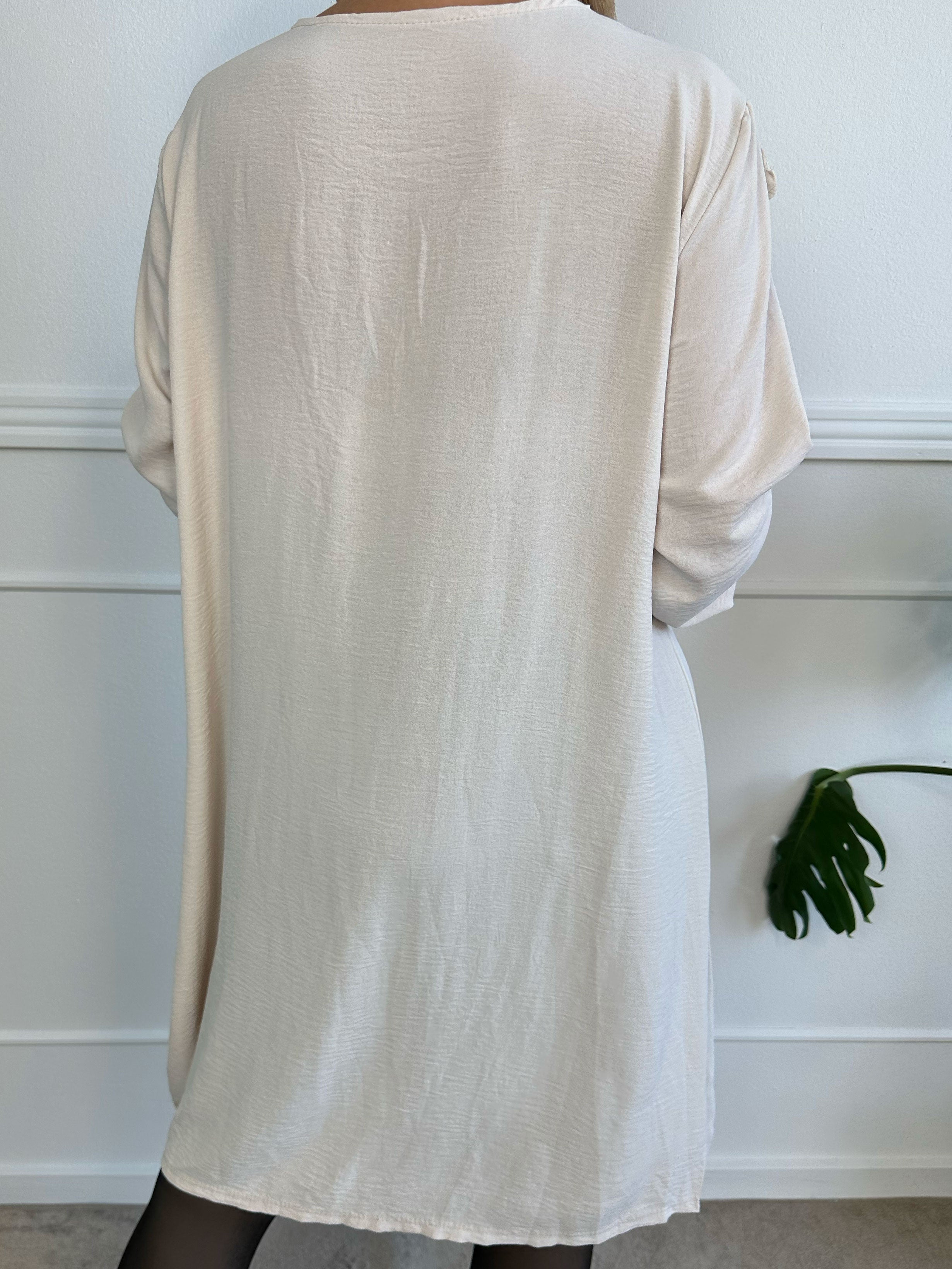 Nicola Dress - Sød kjole med flæser og knapper