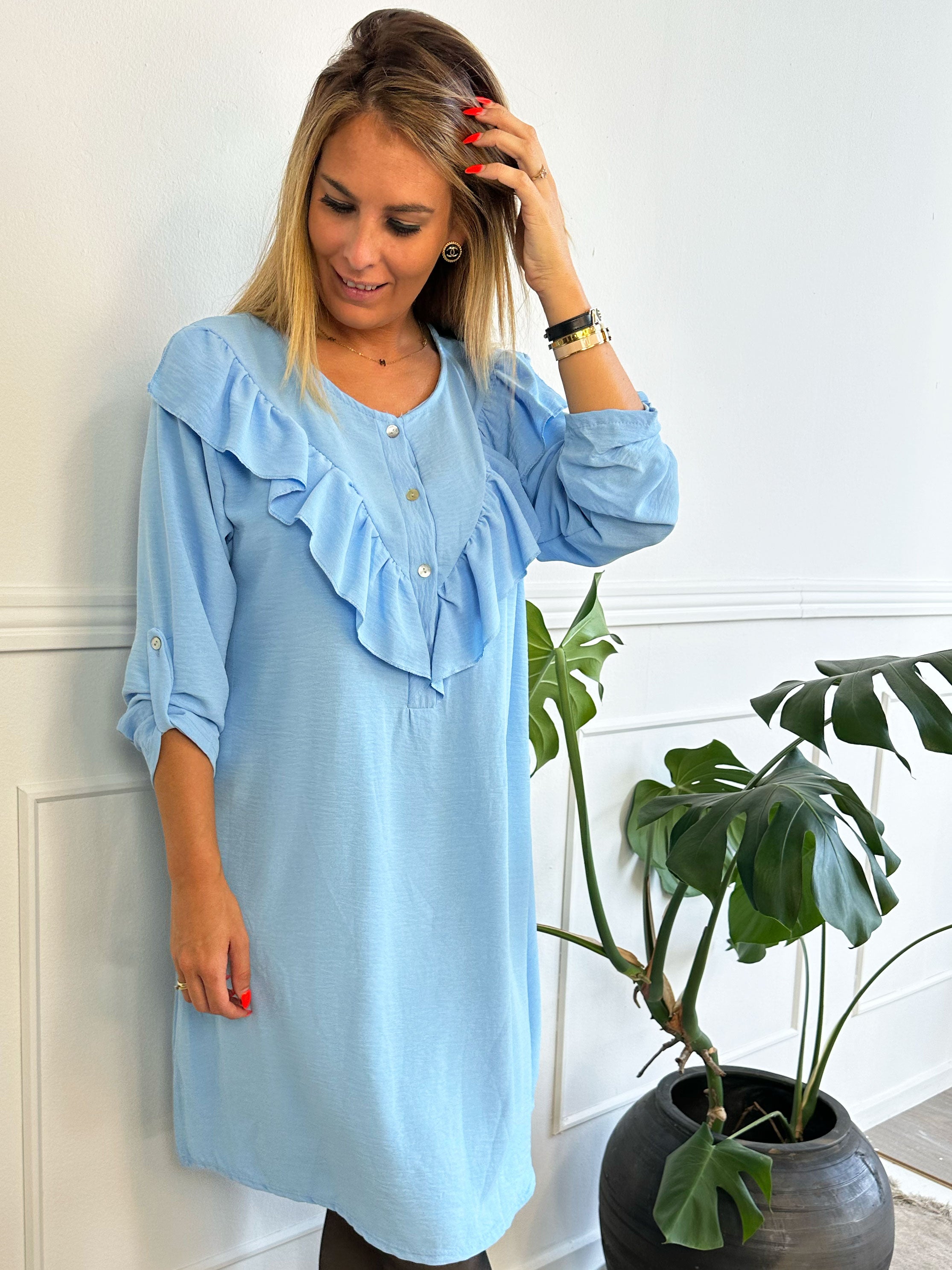 Nicola Dress - Sød kjole med flæser og knapper