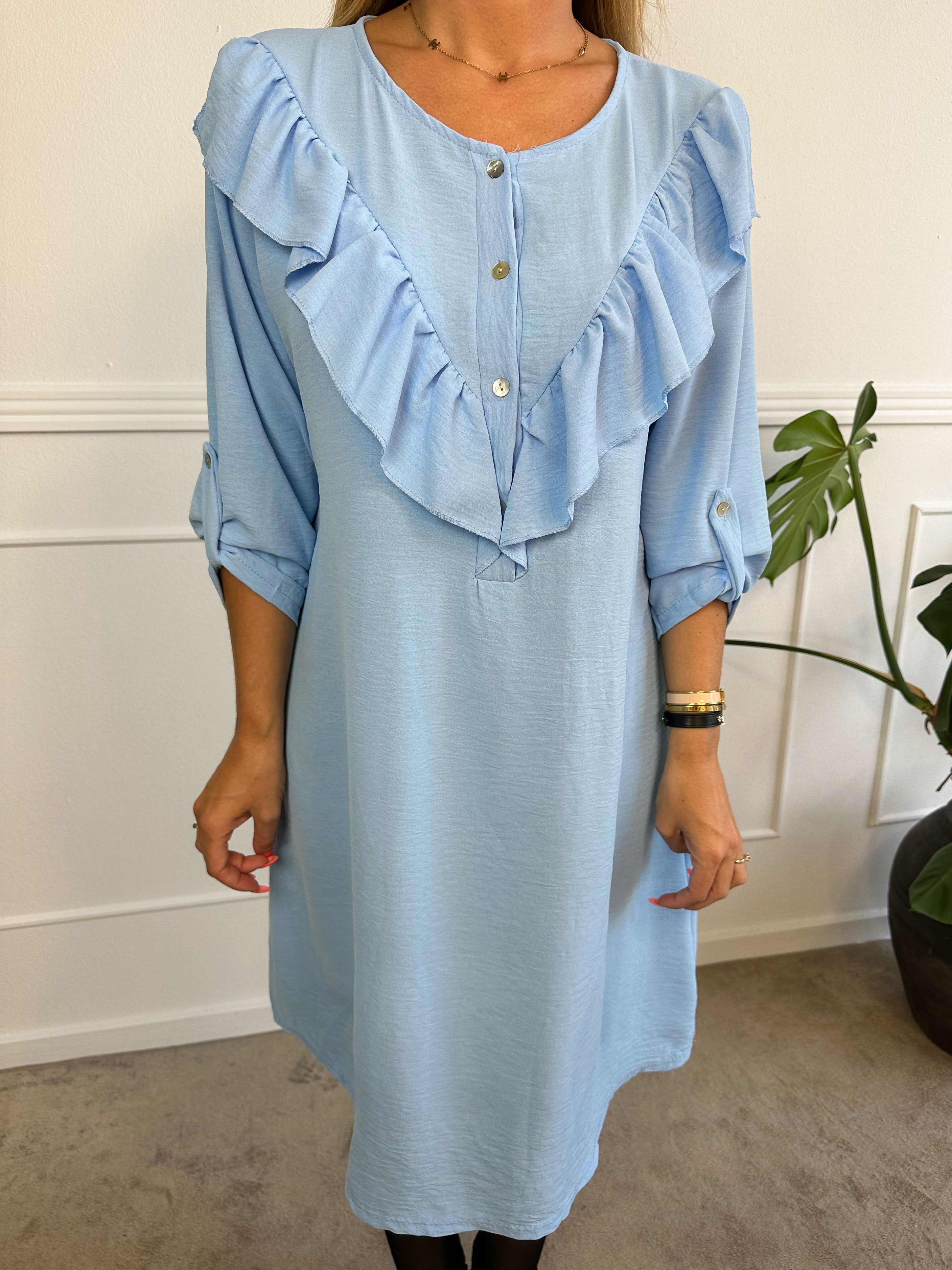 Nicola Dress - Sød kjole med flæser og knapper