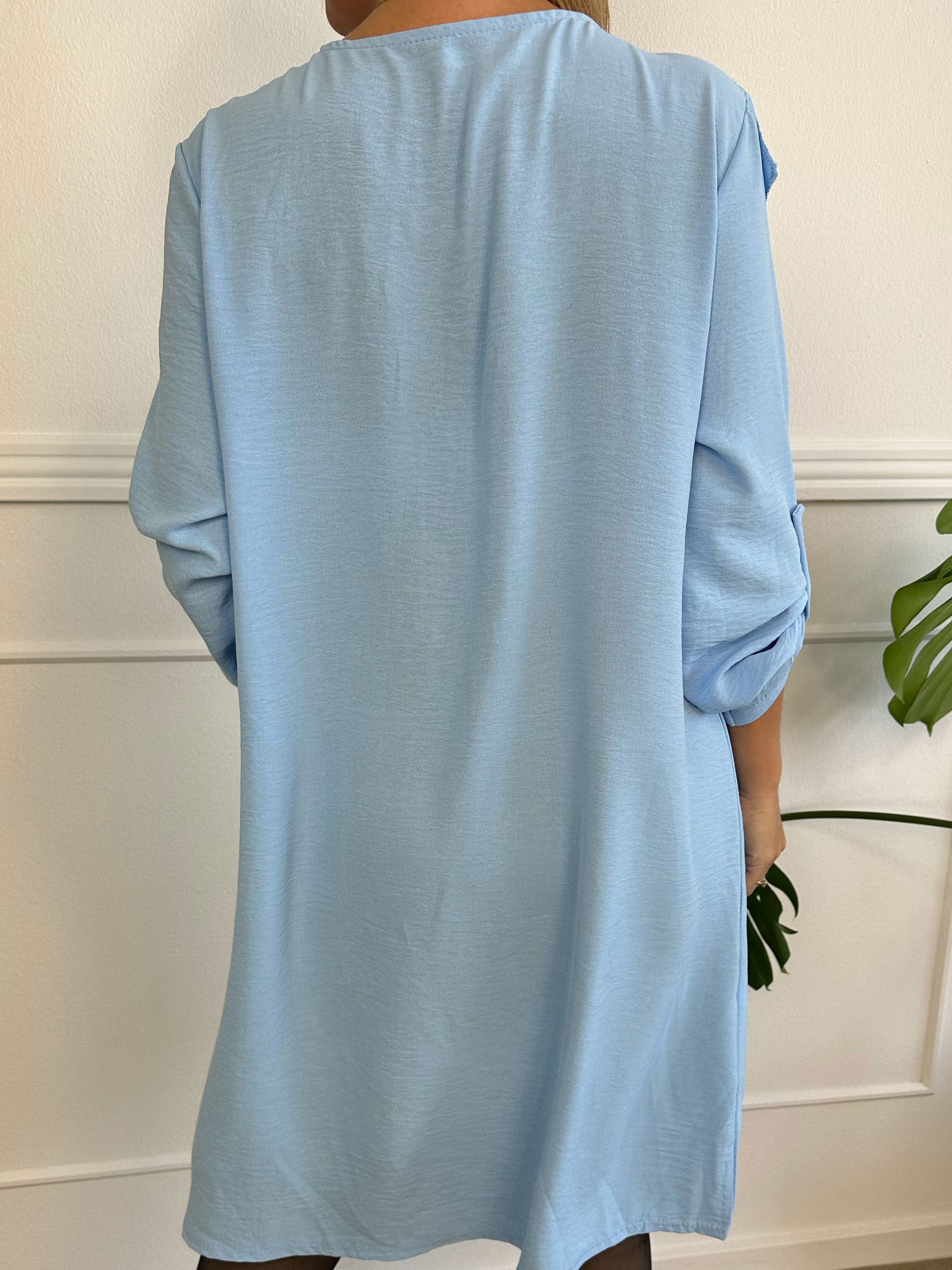 Nicola Dress - Sød kjole med flæser og knapper