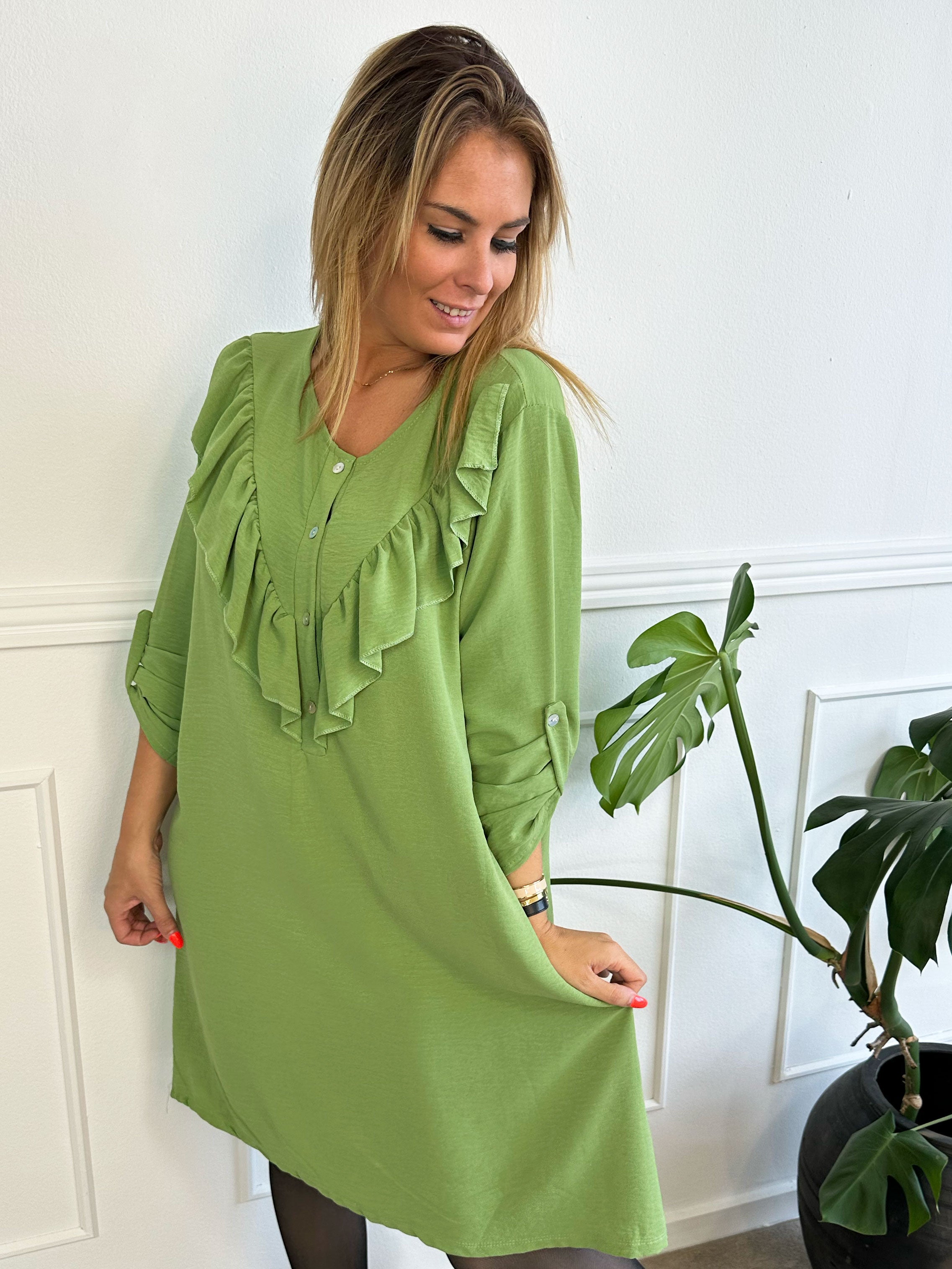 Nicola Dress - Sød kjole med flæser og knapper