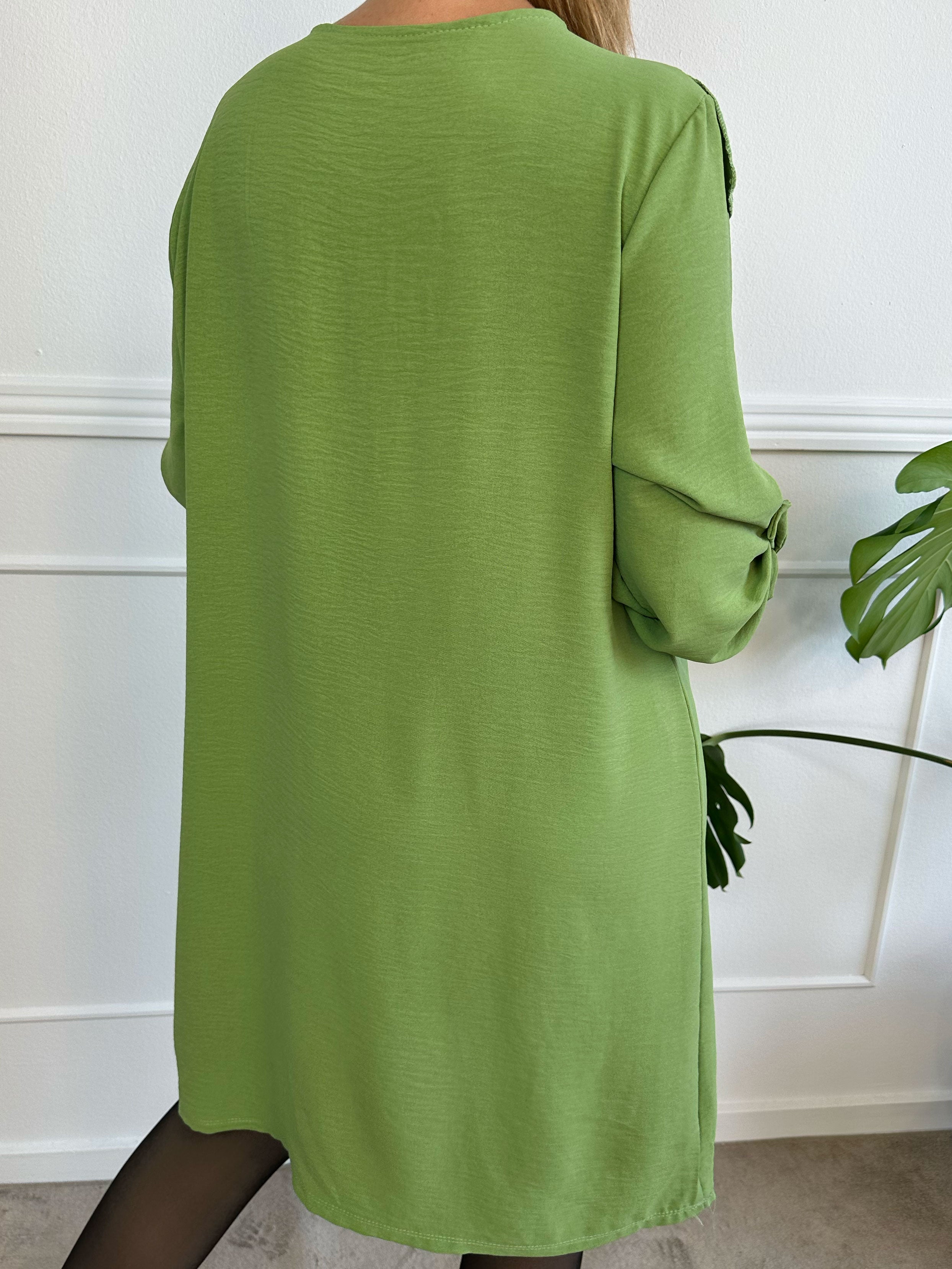 Nicola Dress - Sød kjole med flæser og knapper