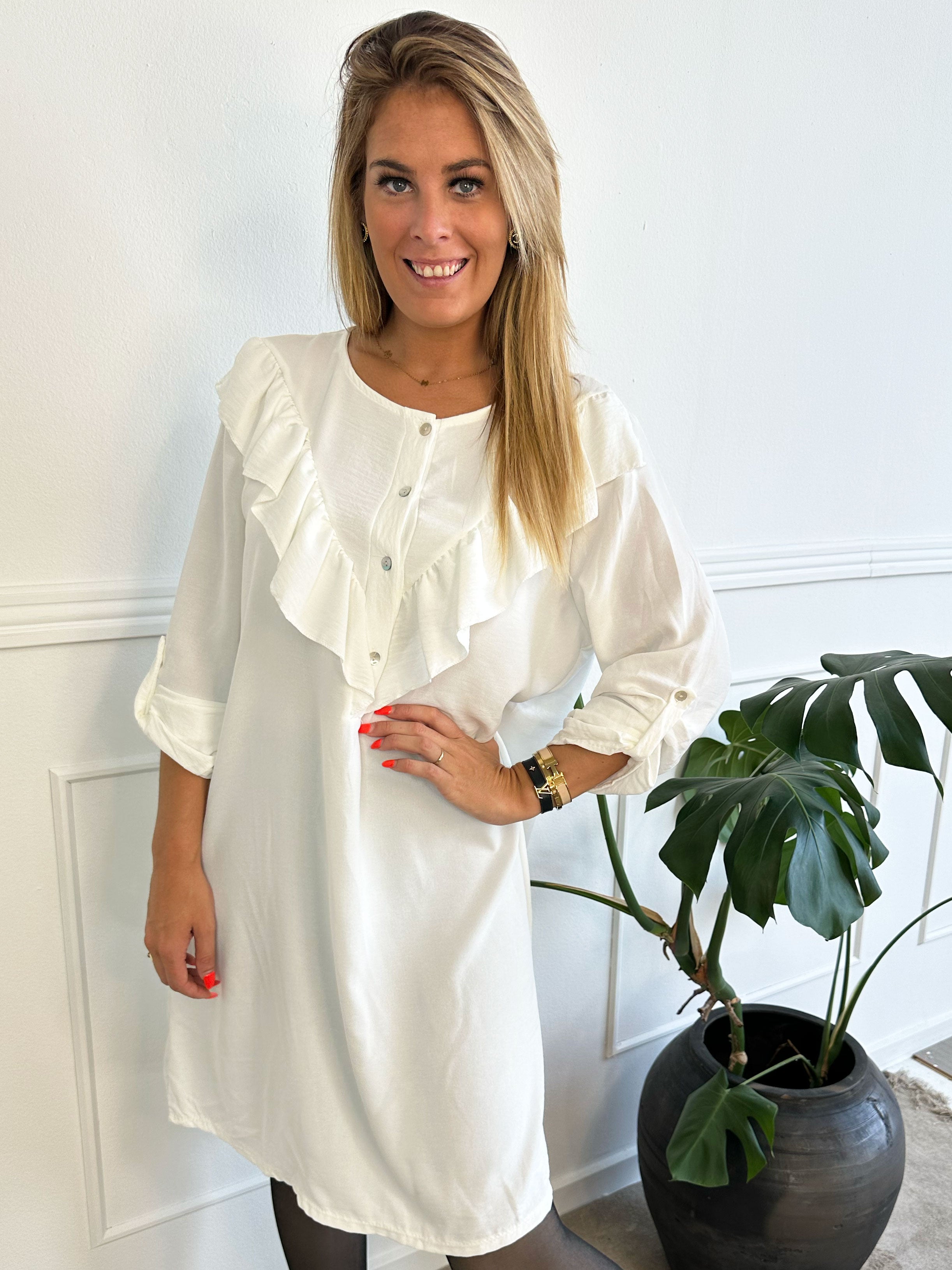 Nicola Dress - Sød kjole med flæser og knapper