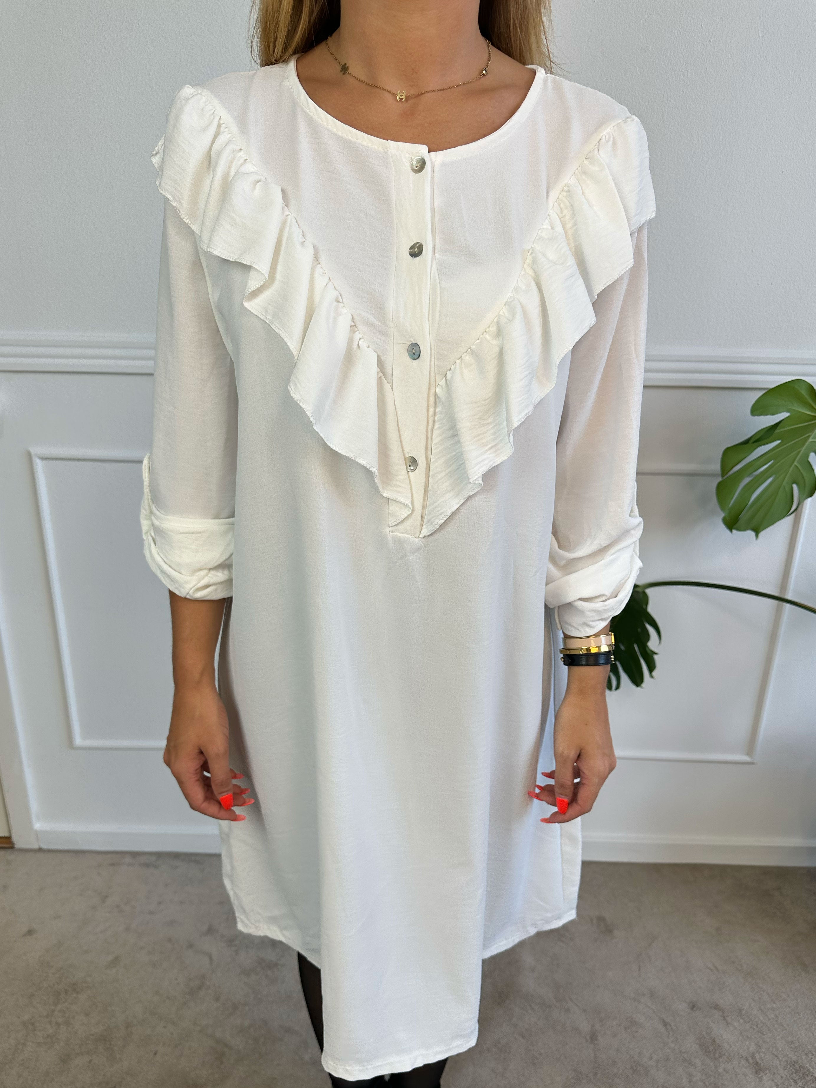 Nicola Dress - Sød kjole med flæser og knapper