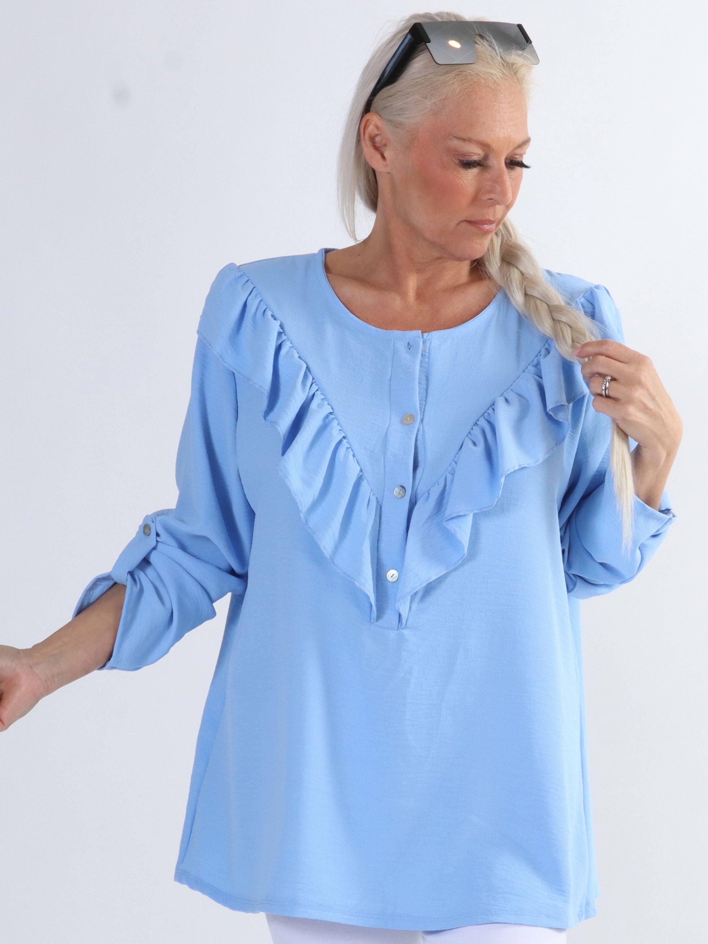 Nicola - Sød plus size bluse med flæser og knapper