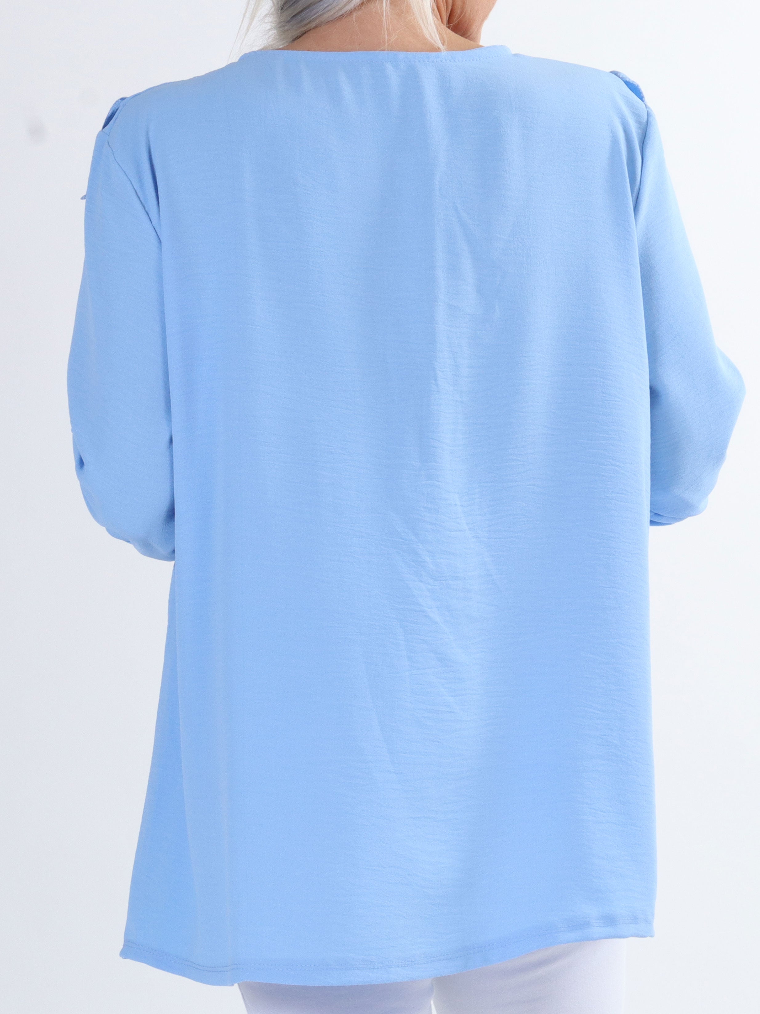 Nicola - Sød plus size bluse med flæser og knapper