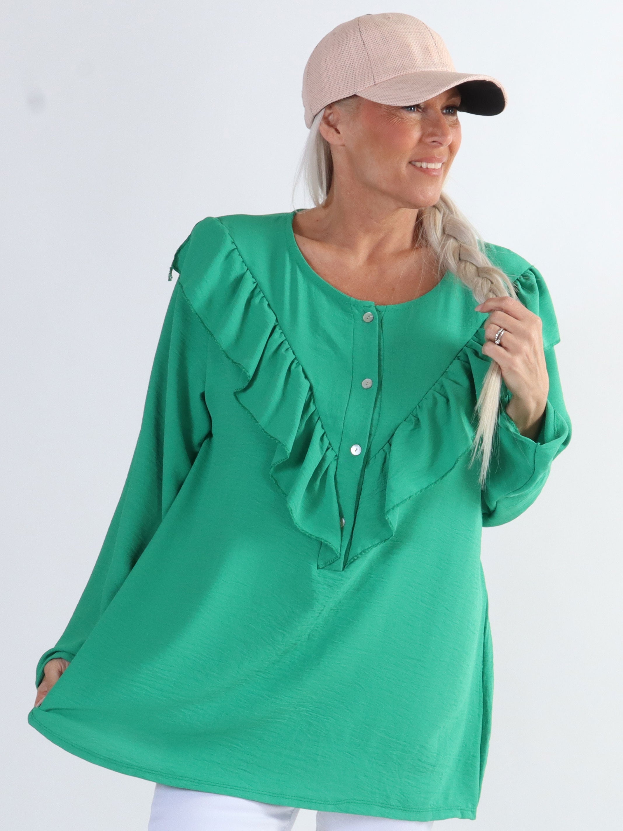Nicola - Sød plus size bluse med flæser og knapper