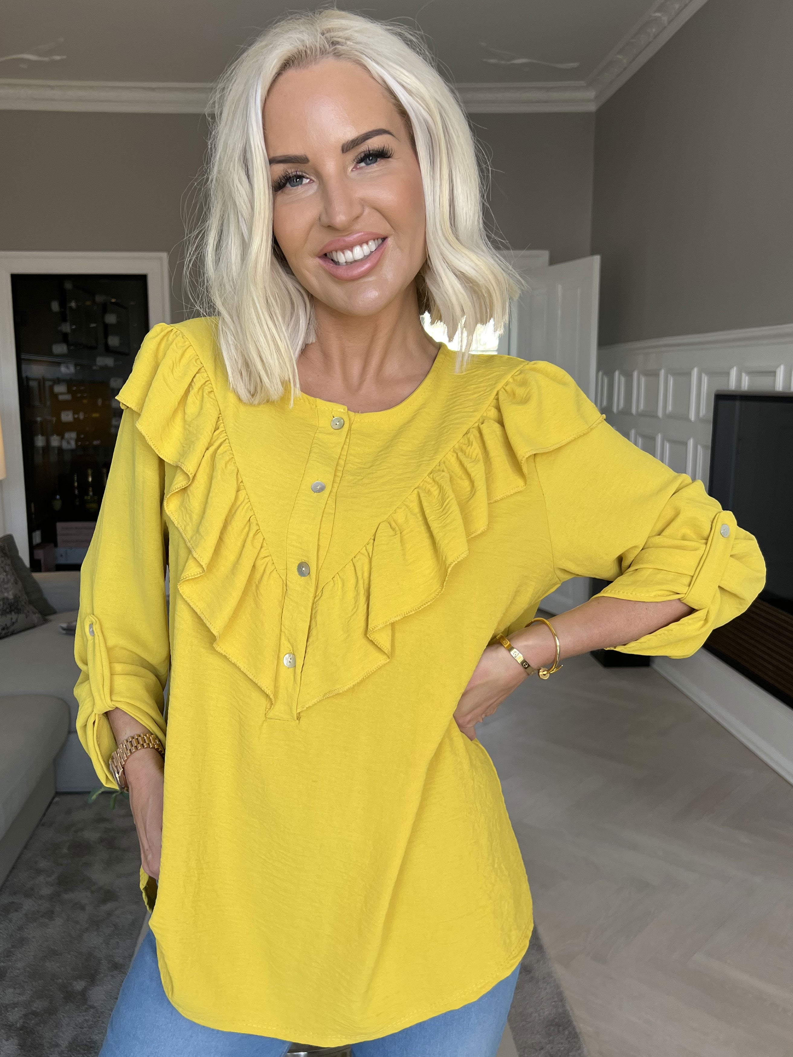 Nicola - Sød bluse med flæser og knapper