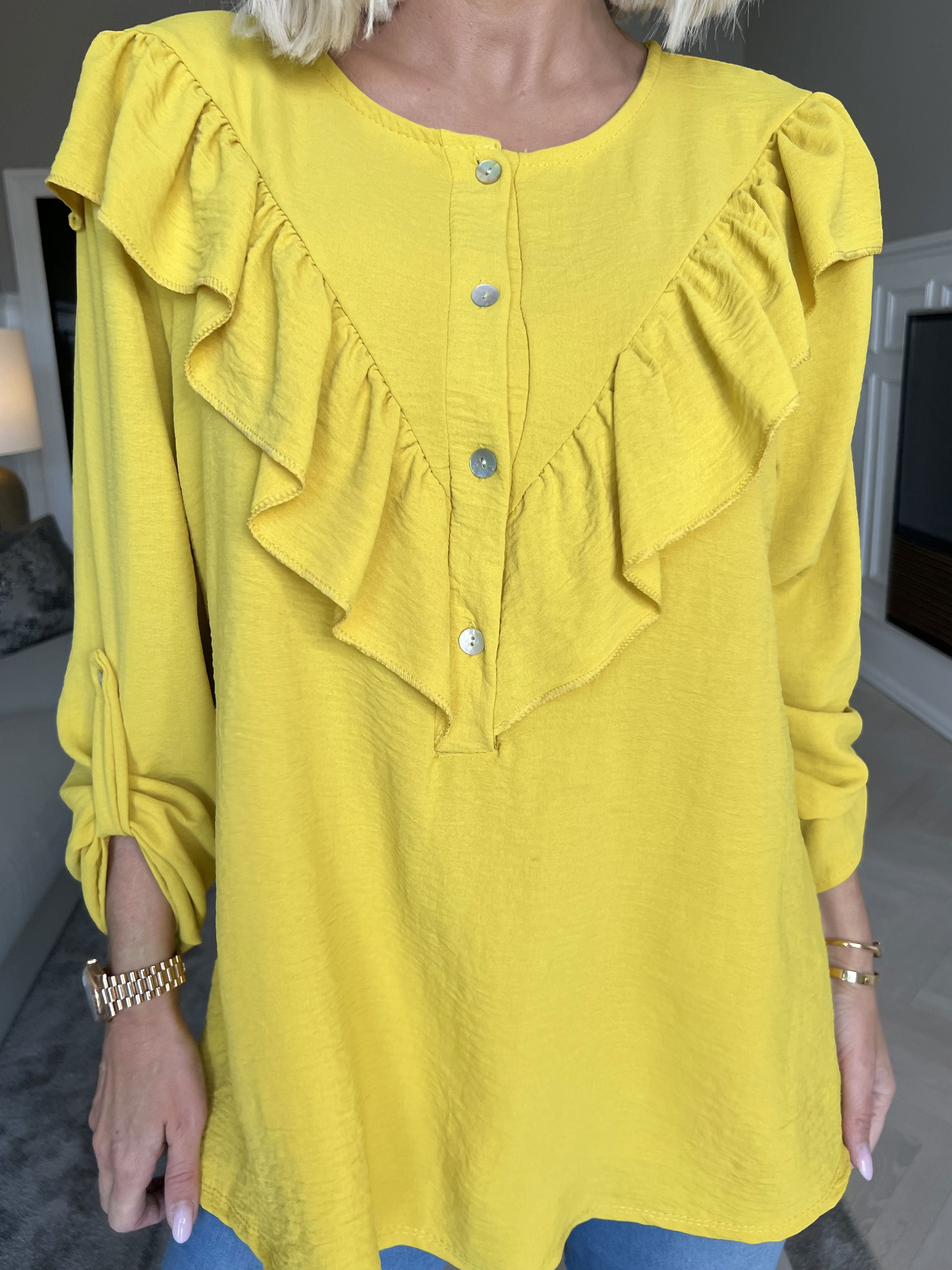 Nicola - Sød bluse med flæser og knapper